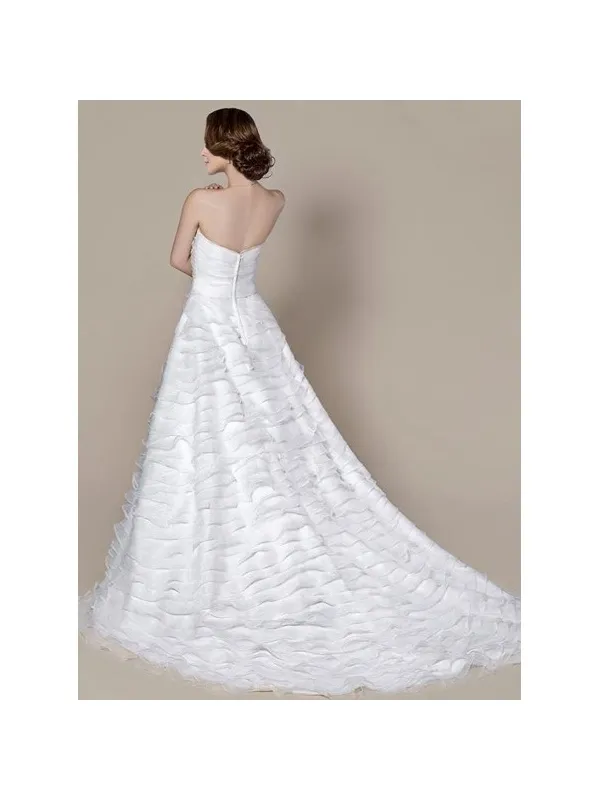 Abito da sposa semplice con piccole balze di organza sulla gonna