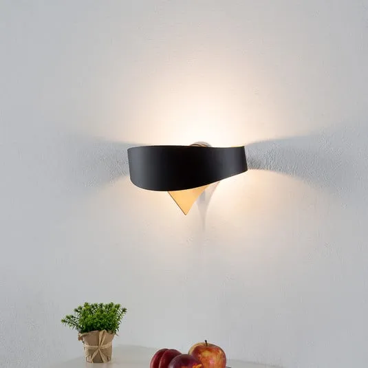 Applique a LED di design nero e oro Scudo