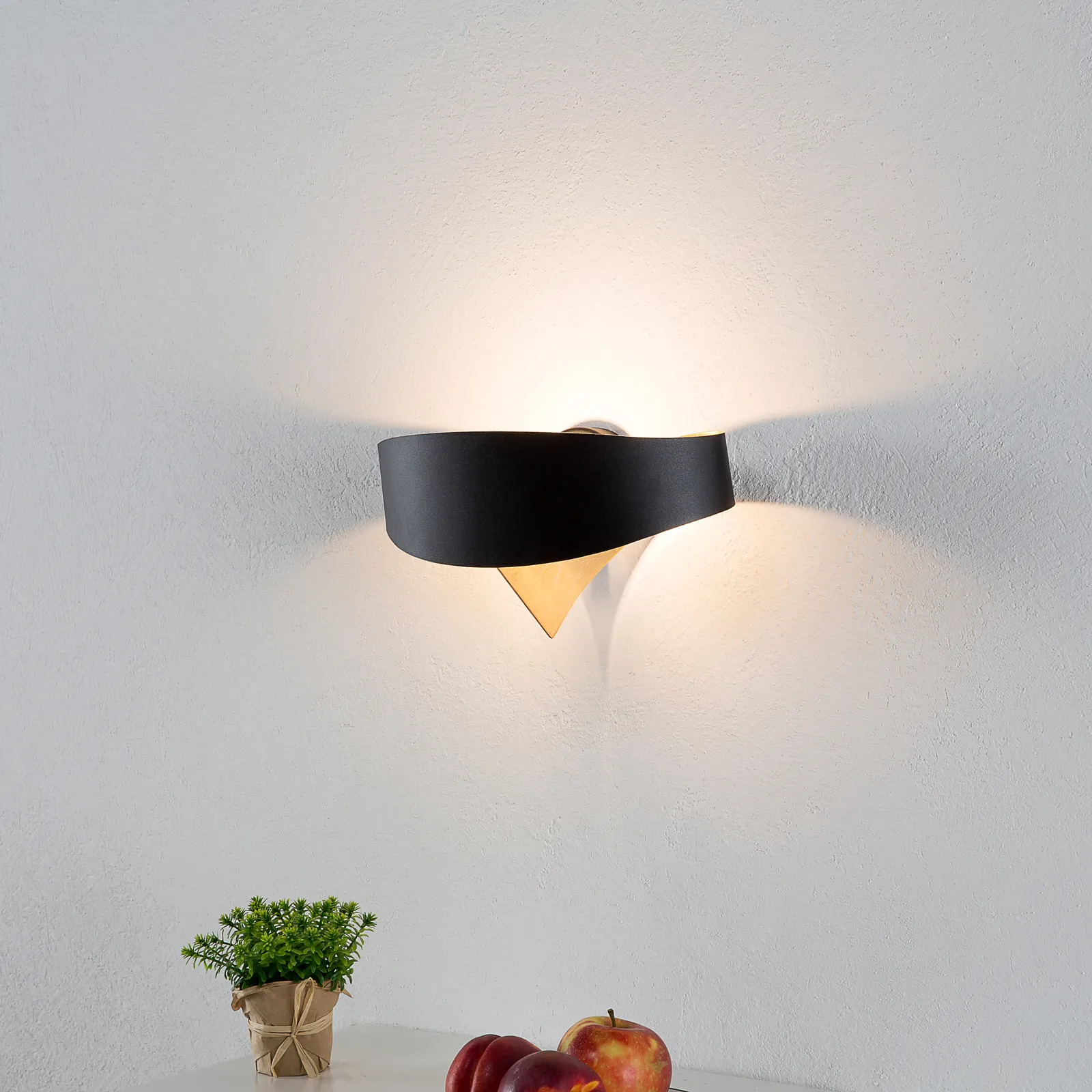 Applique a LED di design nero e oro Scudo