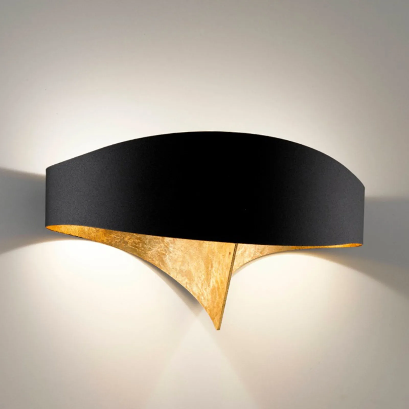 Applique a LED di design nero e oro Scudo