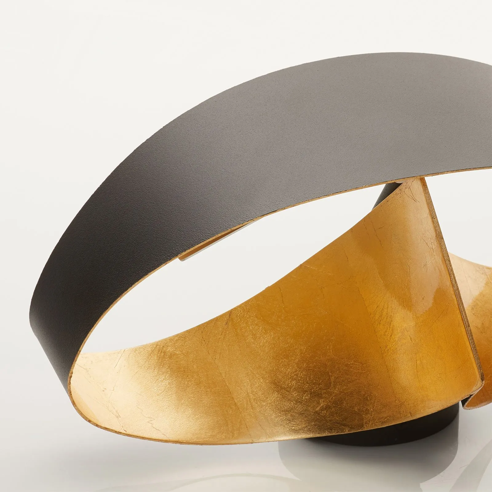 Applique a LED di design nero e oro Scudo