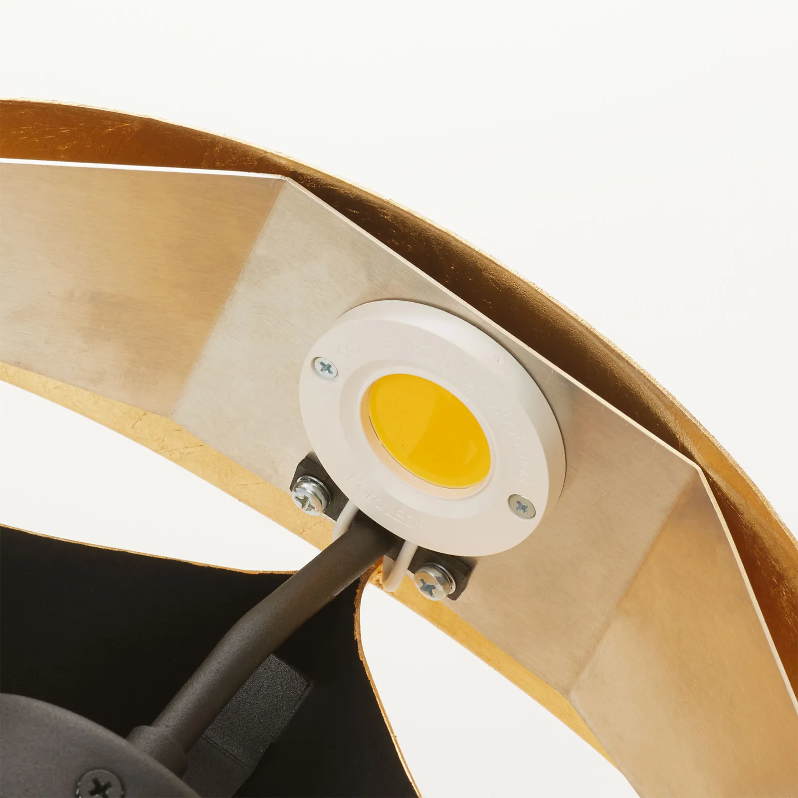 Applique a LED di design nero e oro Scudo