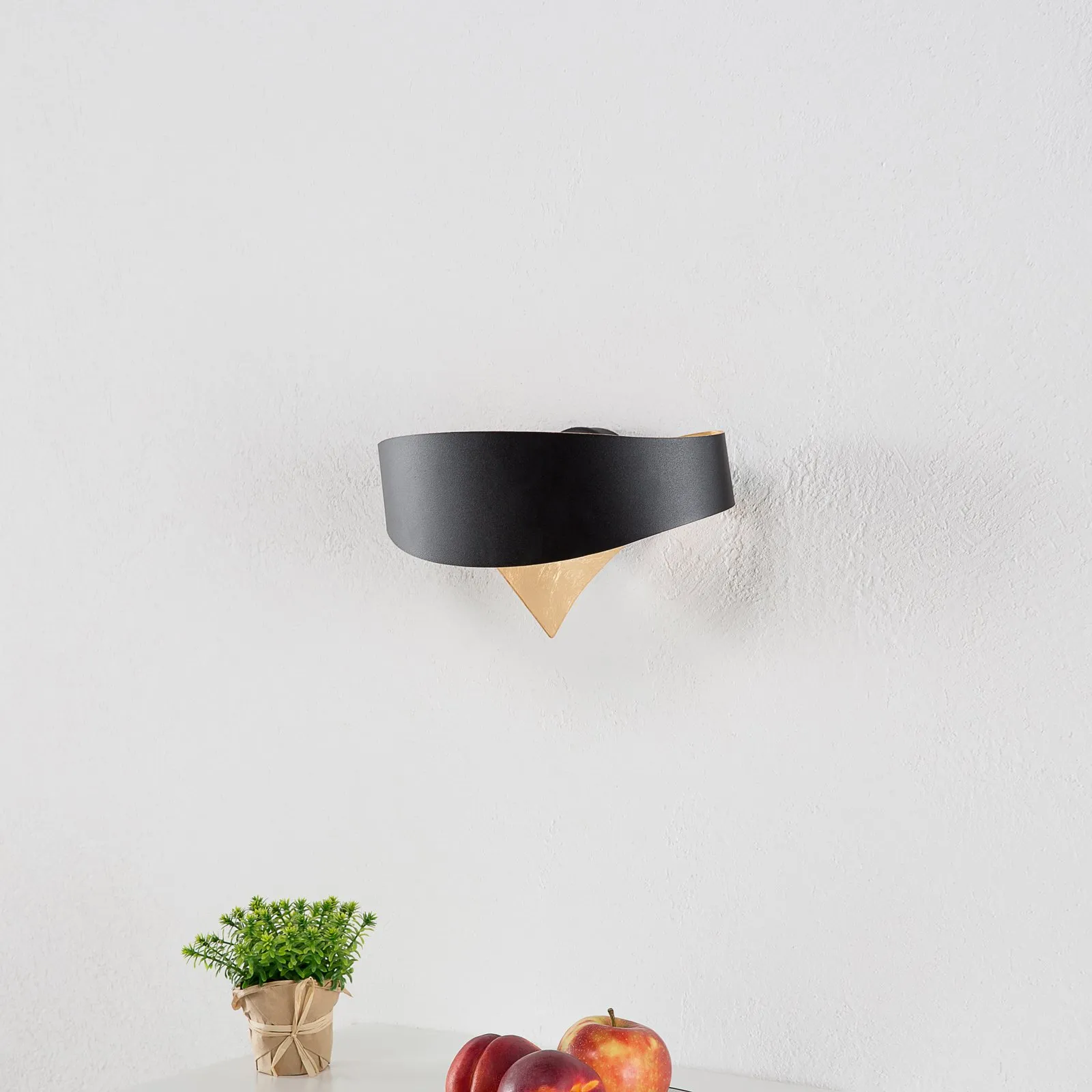 Applique a LED di design nero e oro Scudo