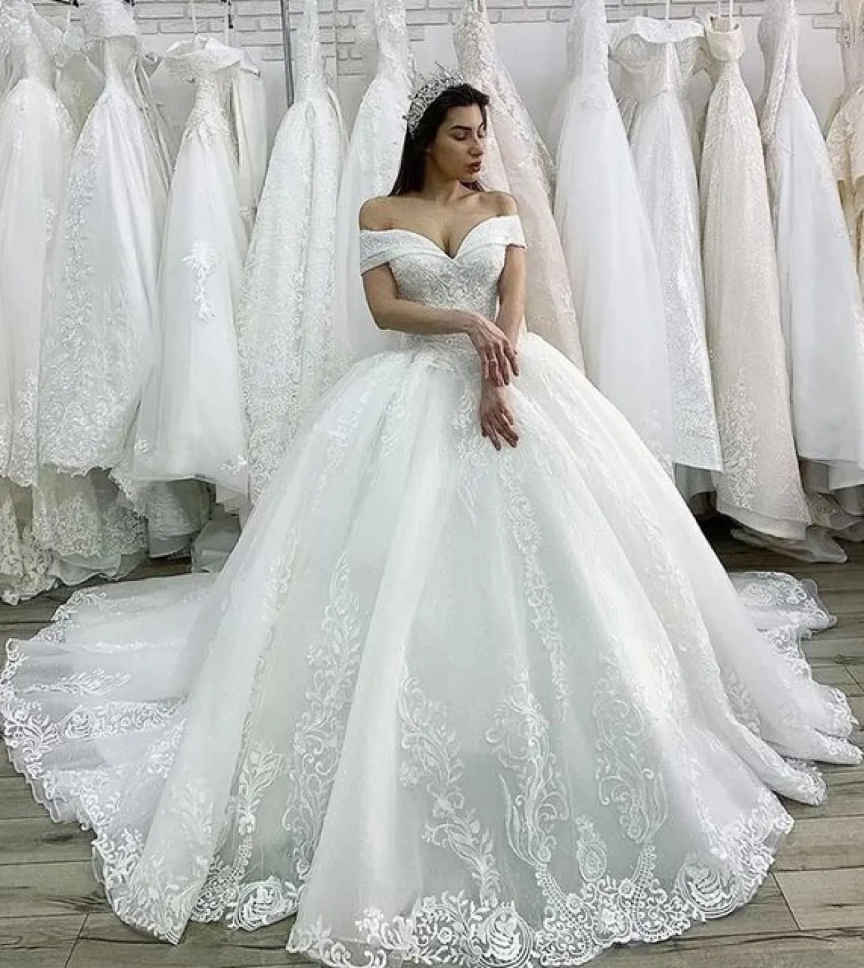 Arabian Dubai Luxury Ladies Off spalla Applique in pizzo Matrimonio formale Mare Festa di nozze Abiti da sposa Cu