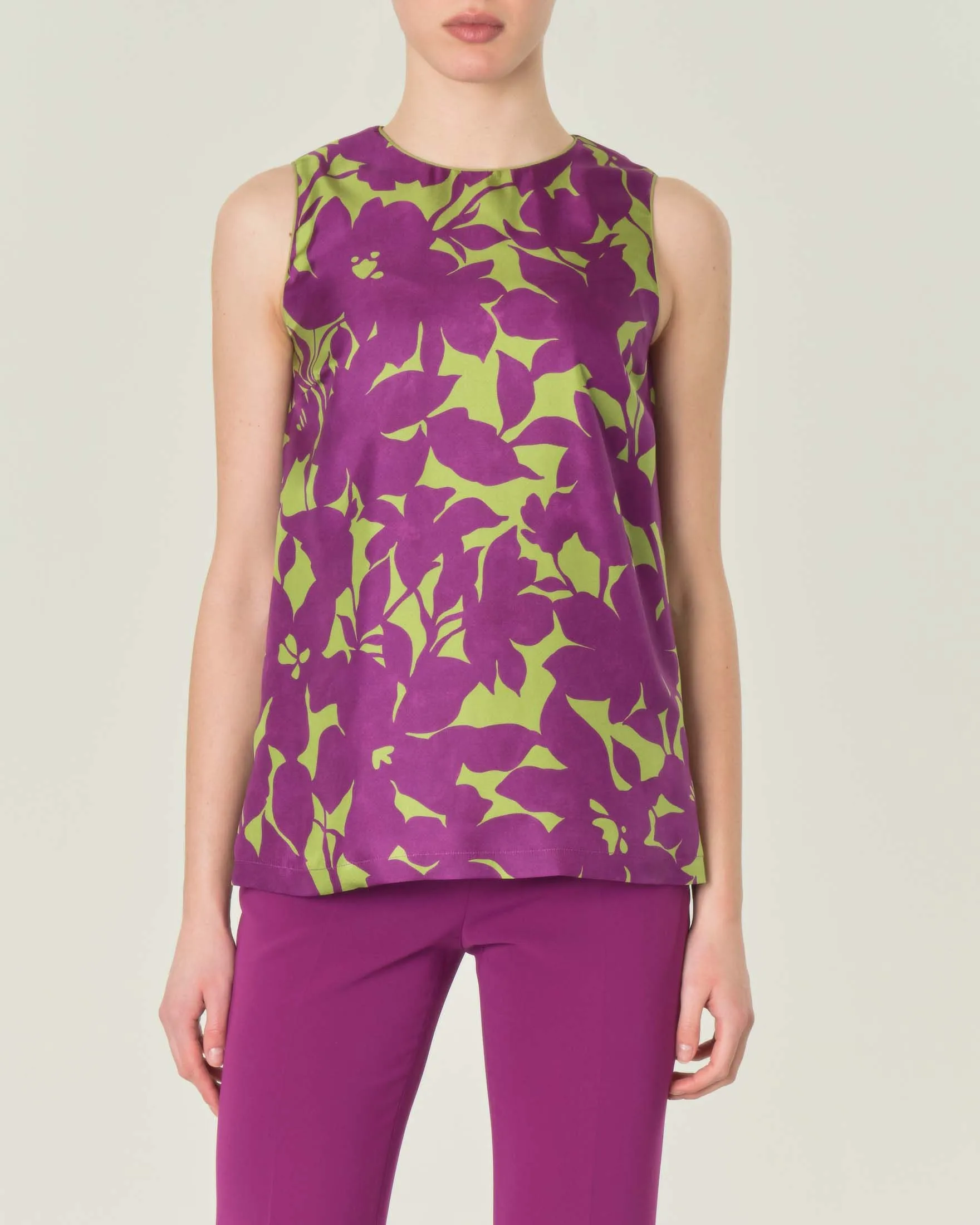 Blusa senza maniche in seta verde a fantasia fiori viola