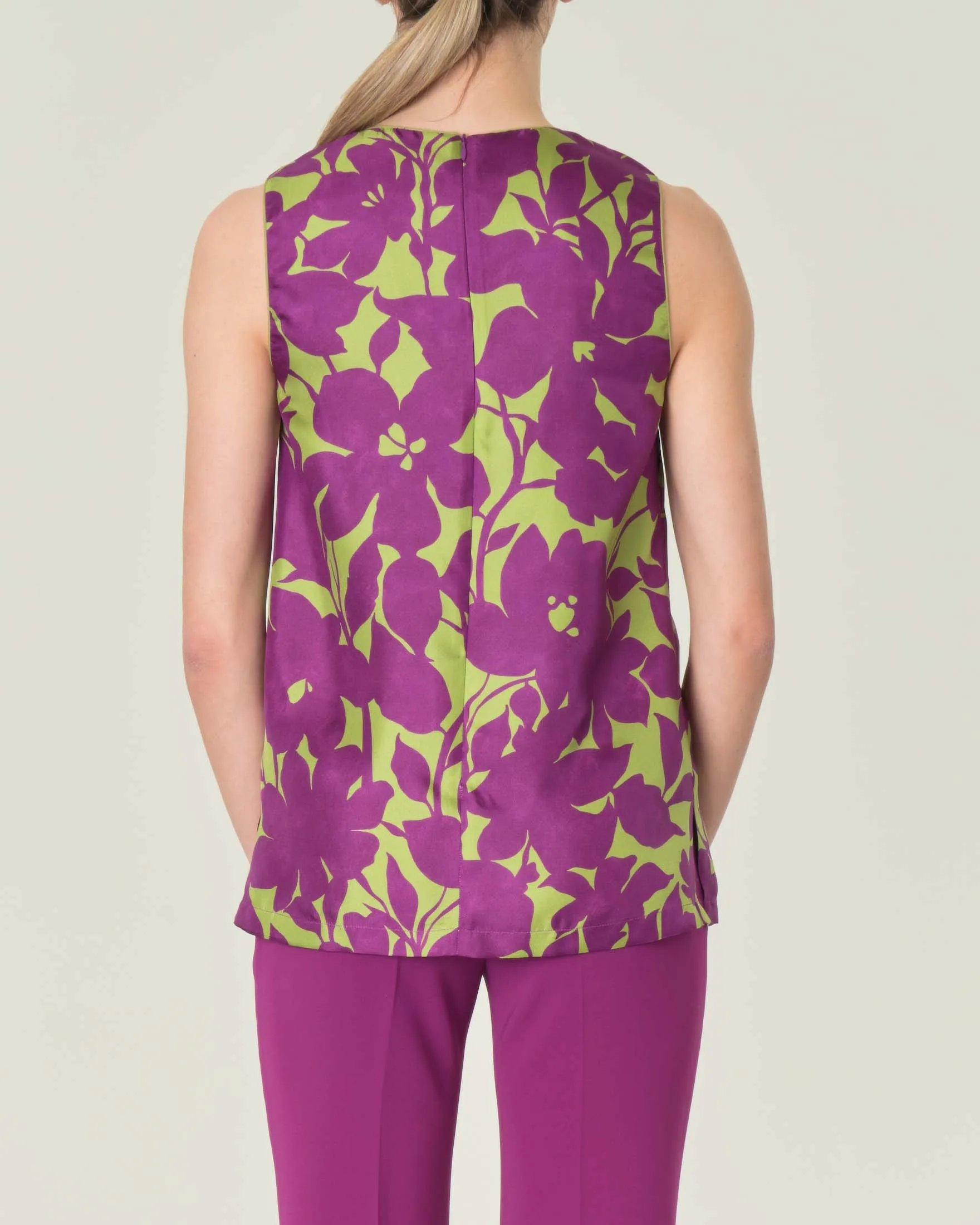 Blusa senza maniche in seta verde a fantasia fiori viola