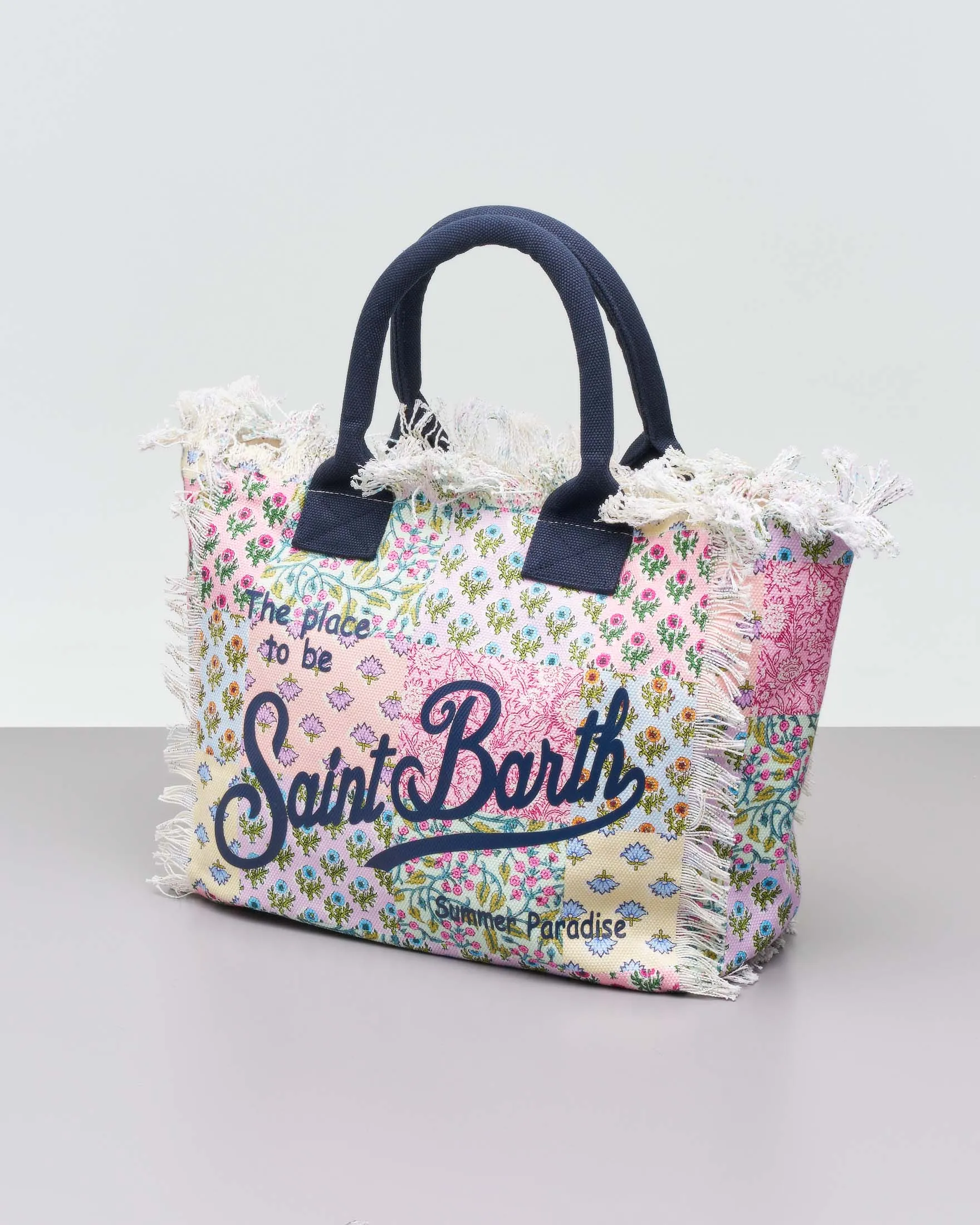 Borsa multicolore in canvas di cotone a fantasia patchwork floreale con manici e scritta logo blu stampata