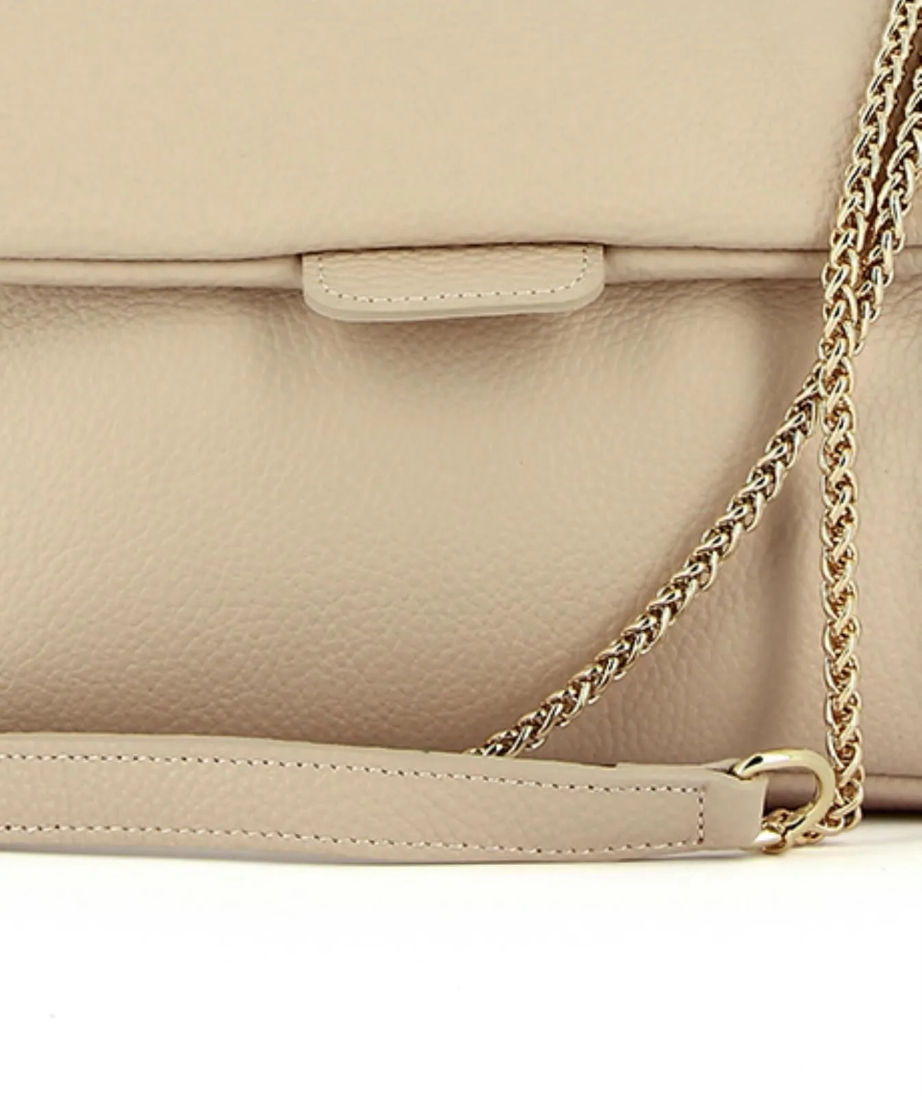 Borsa rosa in pelle con tracolla in metallo