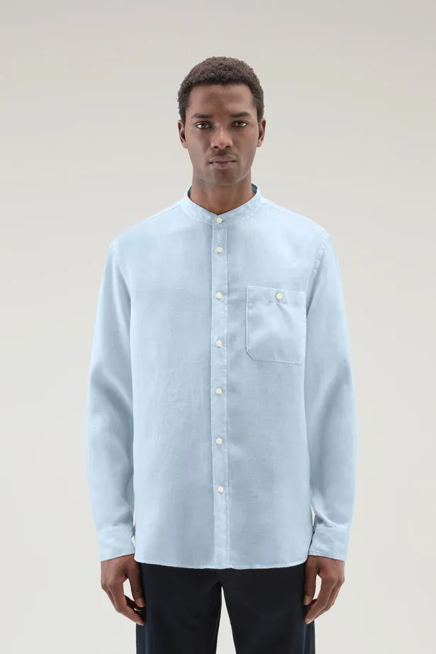 Camicia in puro lino tinta in capo con colletto alla coreana                                                                    