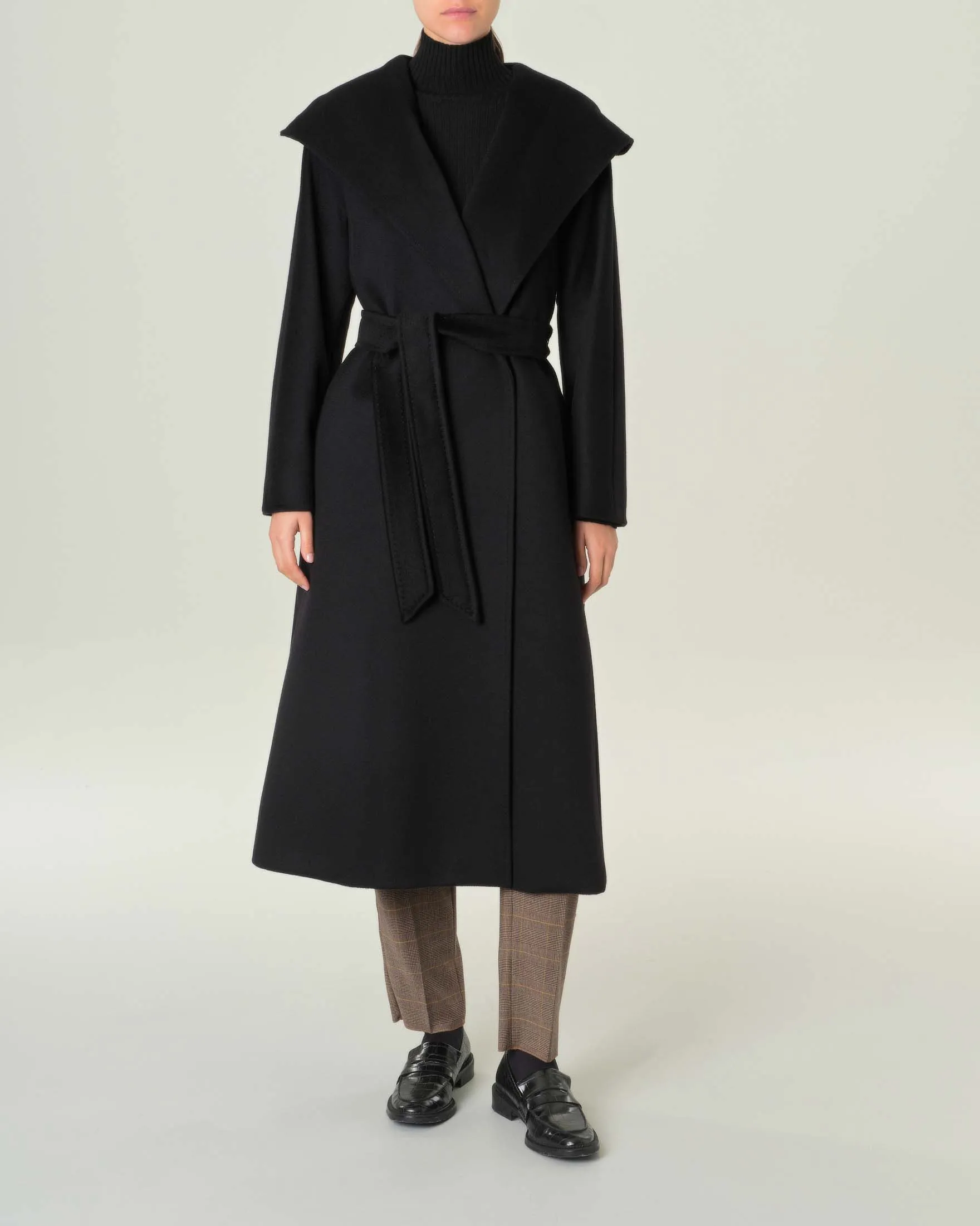 Cappotto nero in pura lana vergine con collo sciallato e cappuccio