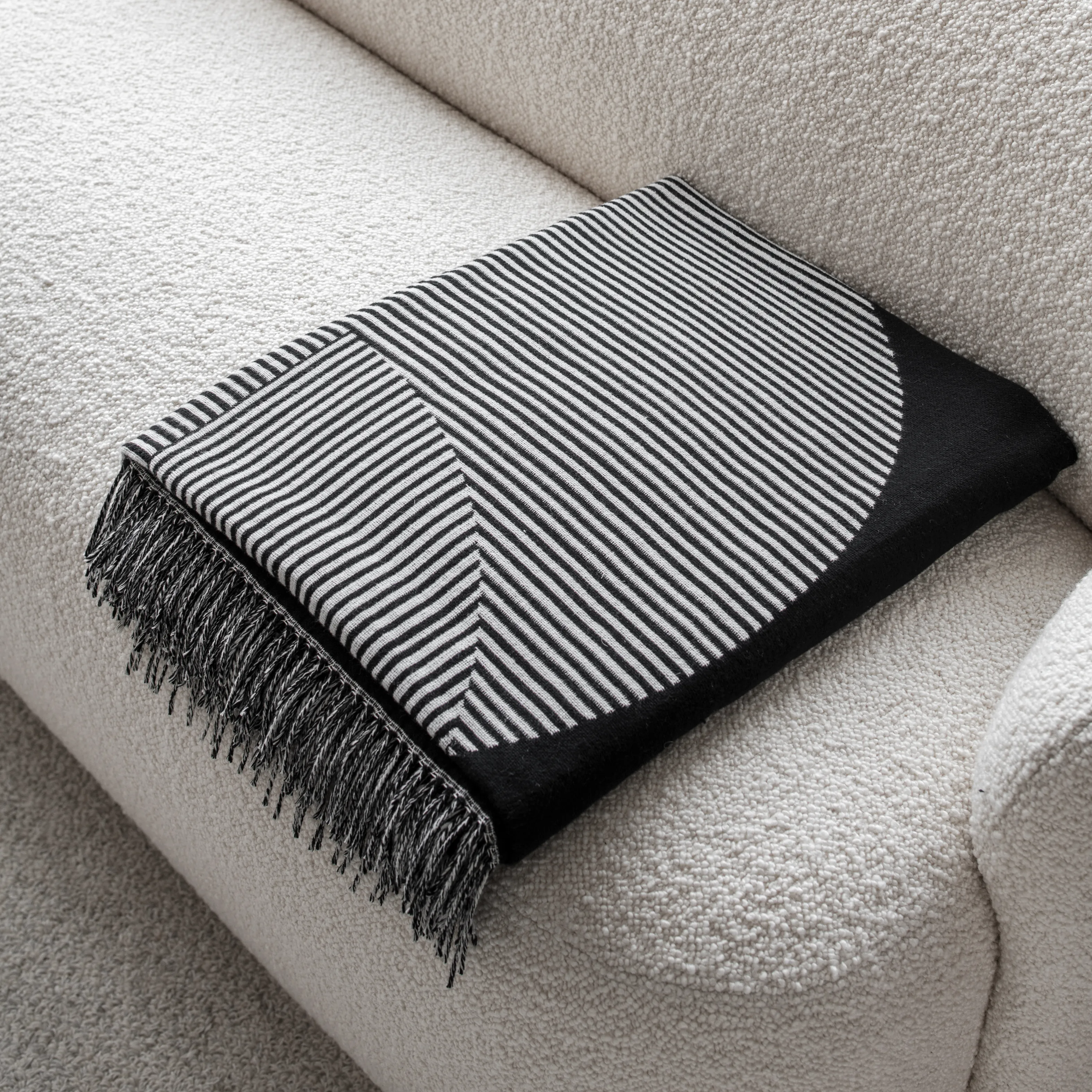 Coperta in lana Circles 130x185 cm.jn{font-size:18px}nero
