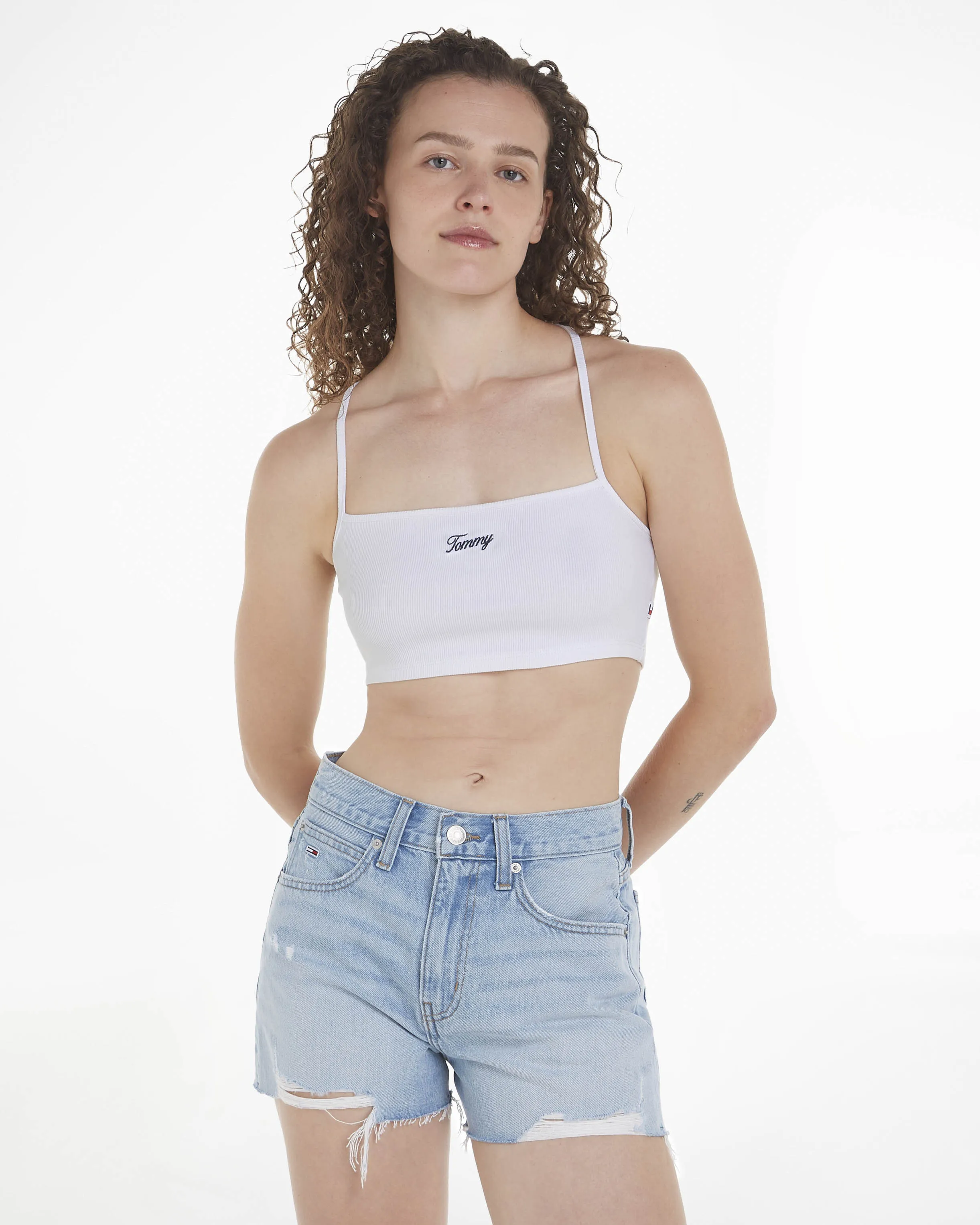 Crop top bianco in cotone organico stretch a costine con scritta logo in corsivo