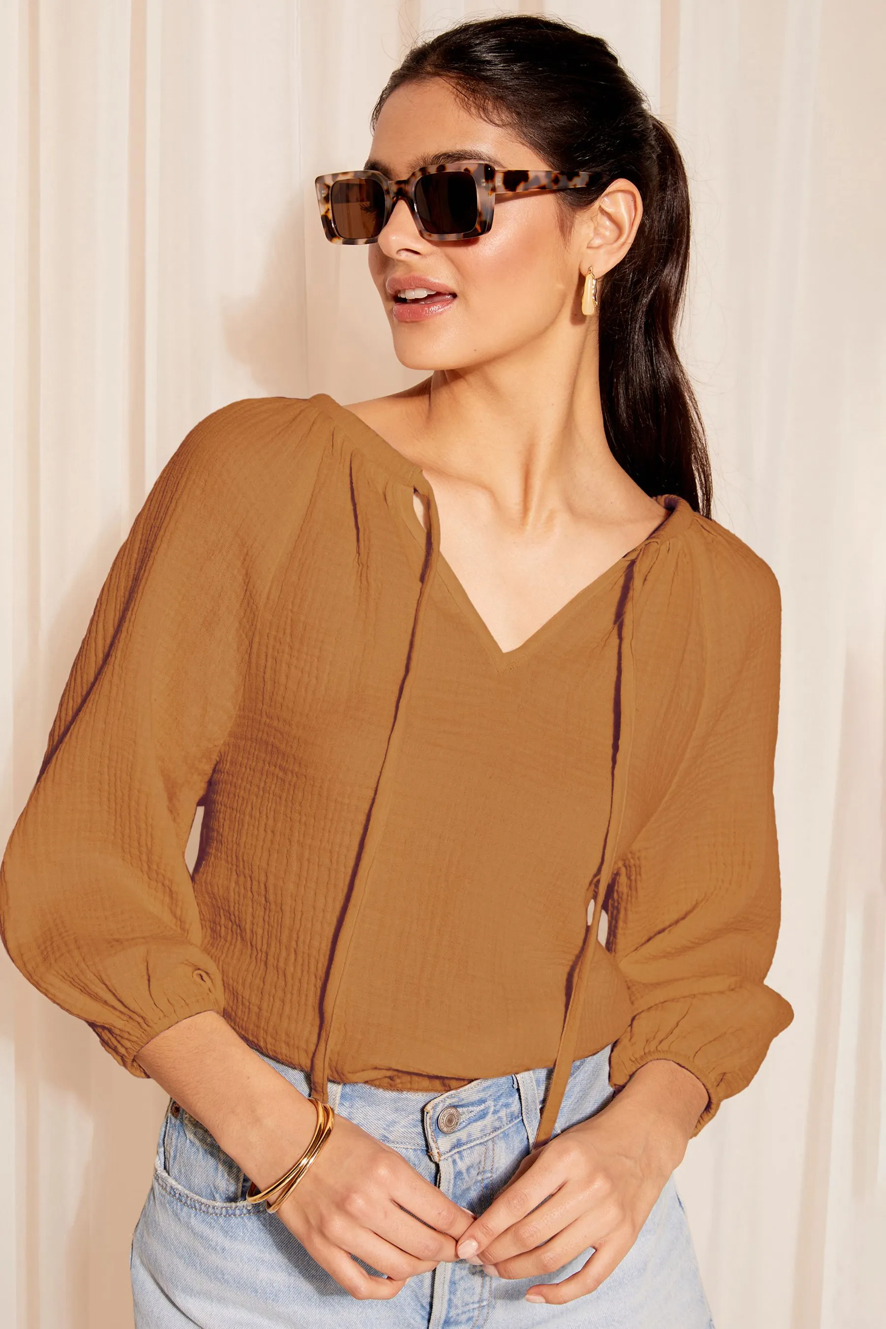 Friends Like These blusa in cotone stropicciata con maniche a 3/4 e allacciatura al collo