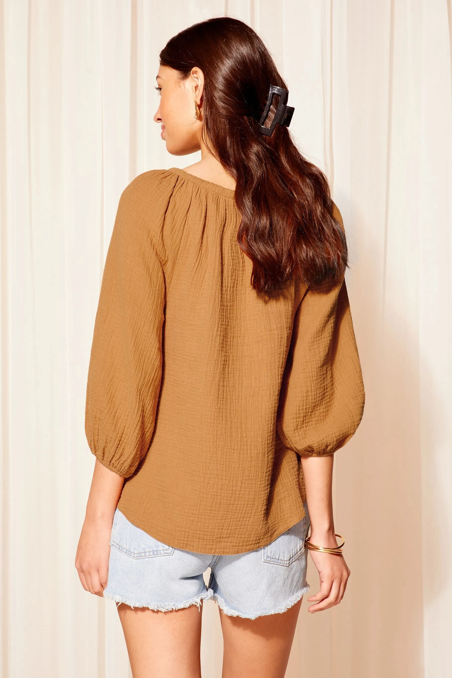 Friends Like These blusa in cotone stropicciata con maniche a 3/4 e allacciatura al collo