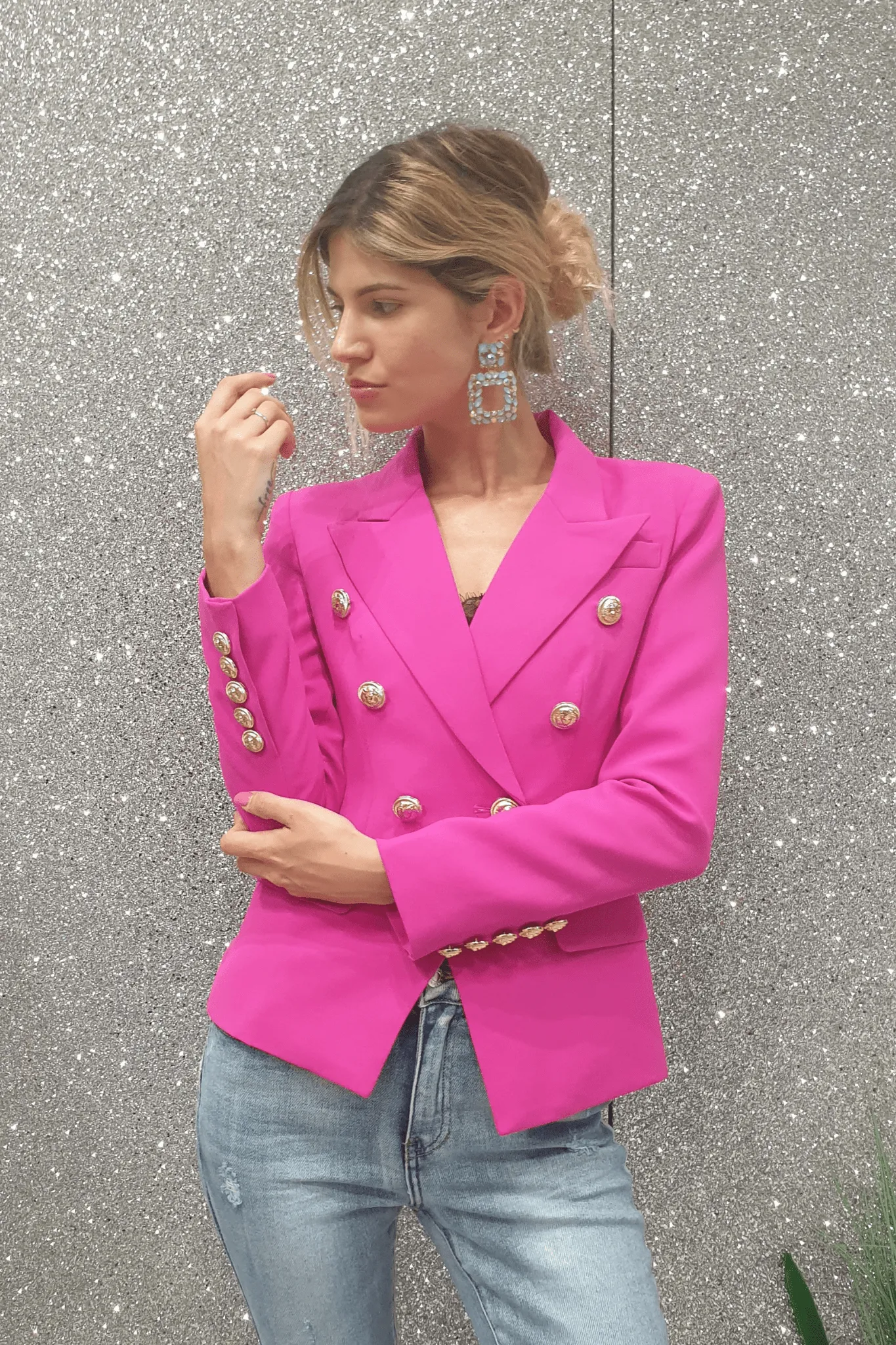 Giacca doppiopetto magenta internamente foderata  accessoriata con bottoni decorativi dorati
