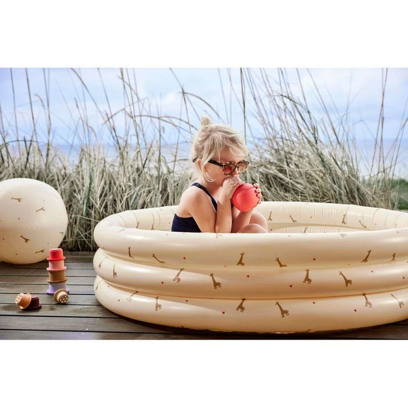 Giraffe Swimming Pool Large & Beach Ball Butter - OYOY Living Design | Acquista online