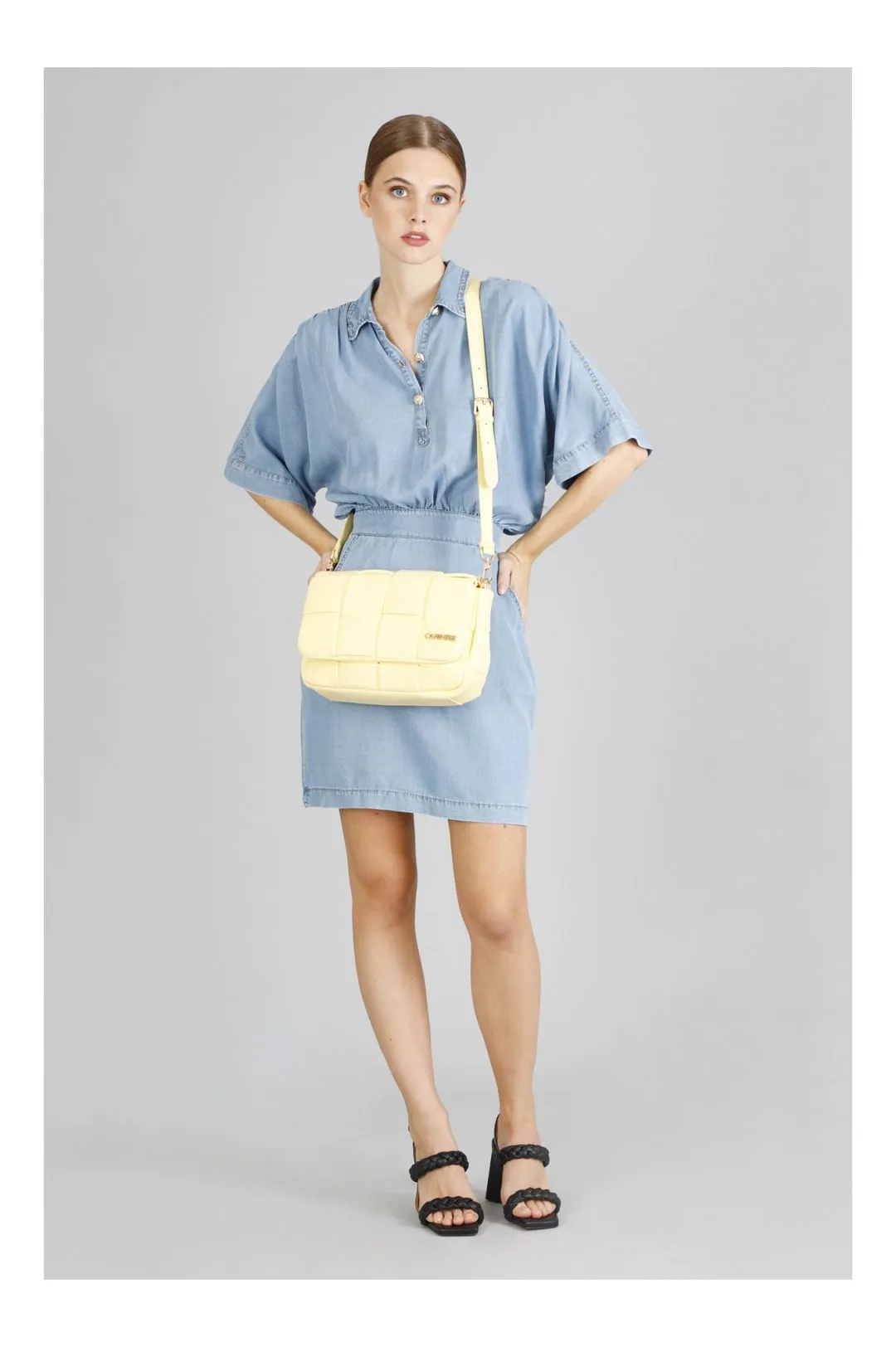 grande pochette con intreccio sulla patta giallo