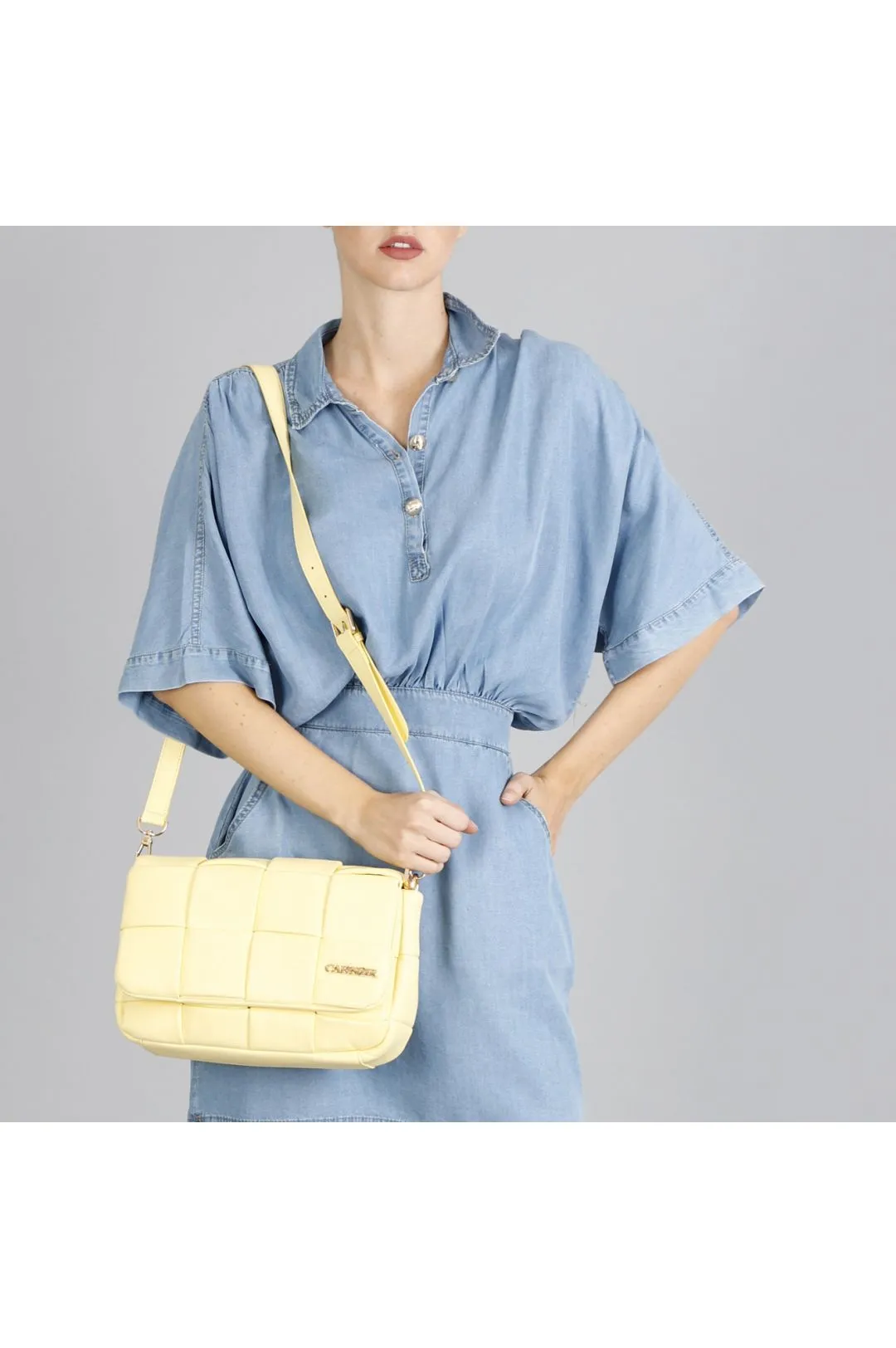 grande pochette con intreccio sulla patta giallo