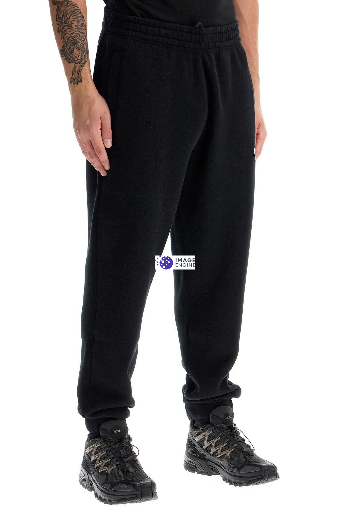 Joggers comfort con ricamo
