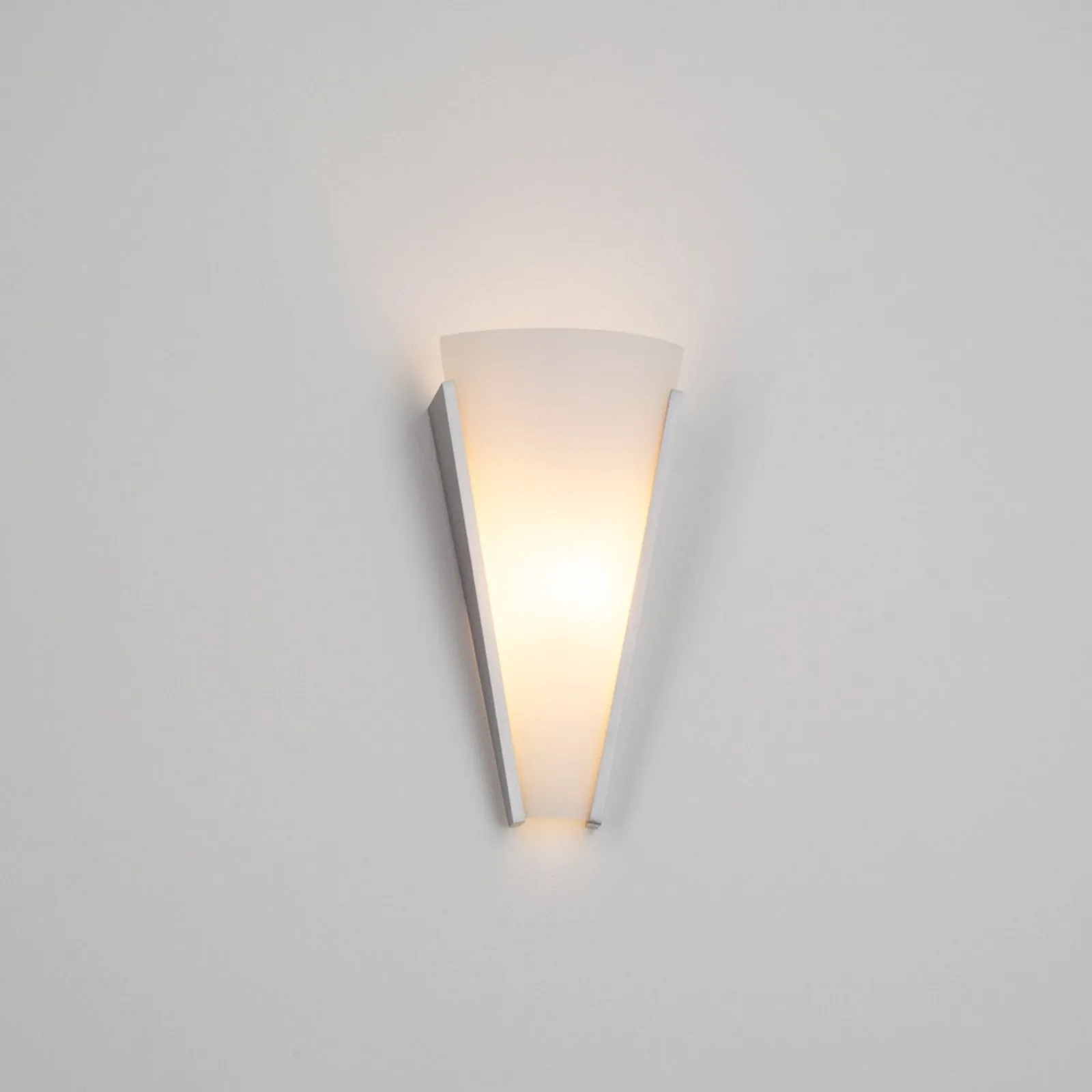 Lindby applique Magnus, bianco, vetro, altezza 31 cm, E14