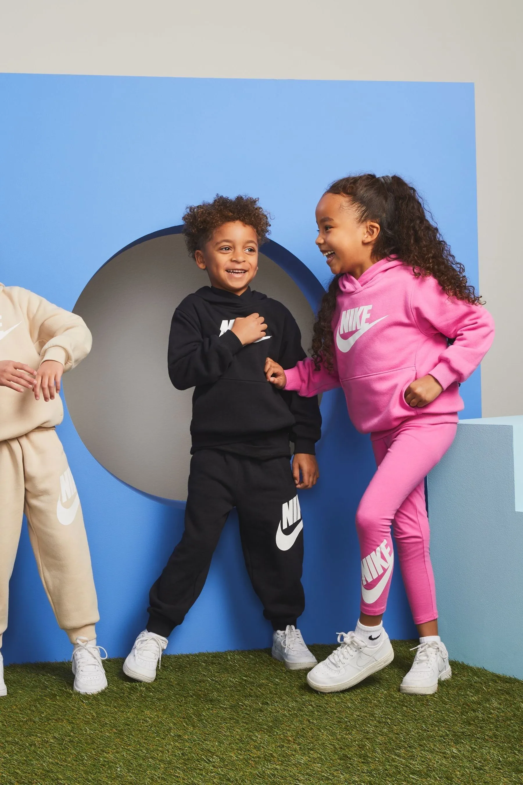 Nike - Infant Club - Completo Pantaloni da jogging e felpa con cappuccio    