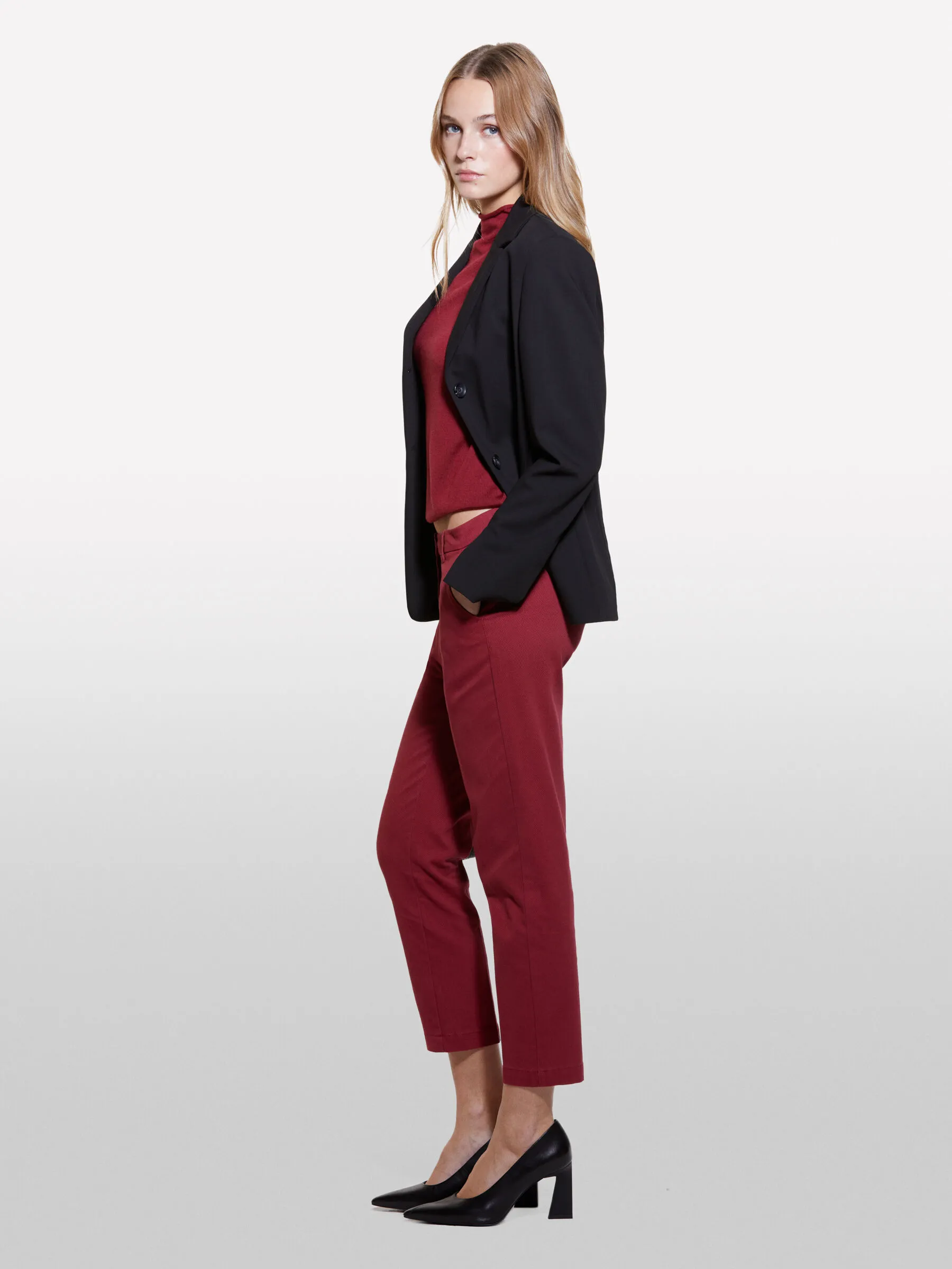 Nuovi arrivi      Pantaloni chino bordeaux a sigaretta