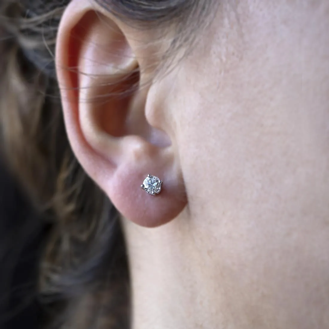 Orecchini punto luce in oro bianco con diamanti 0.75 ct