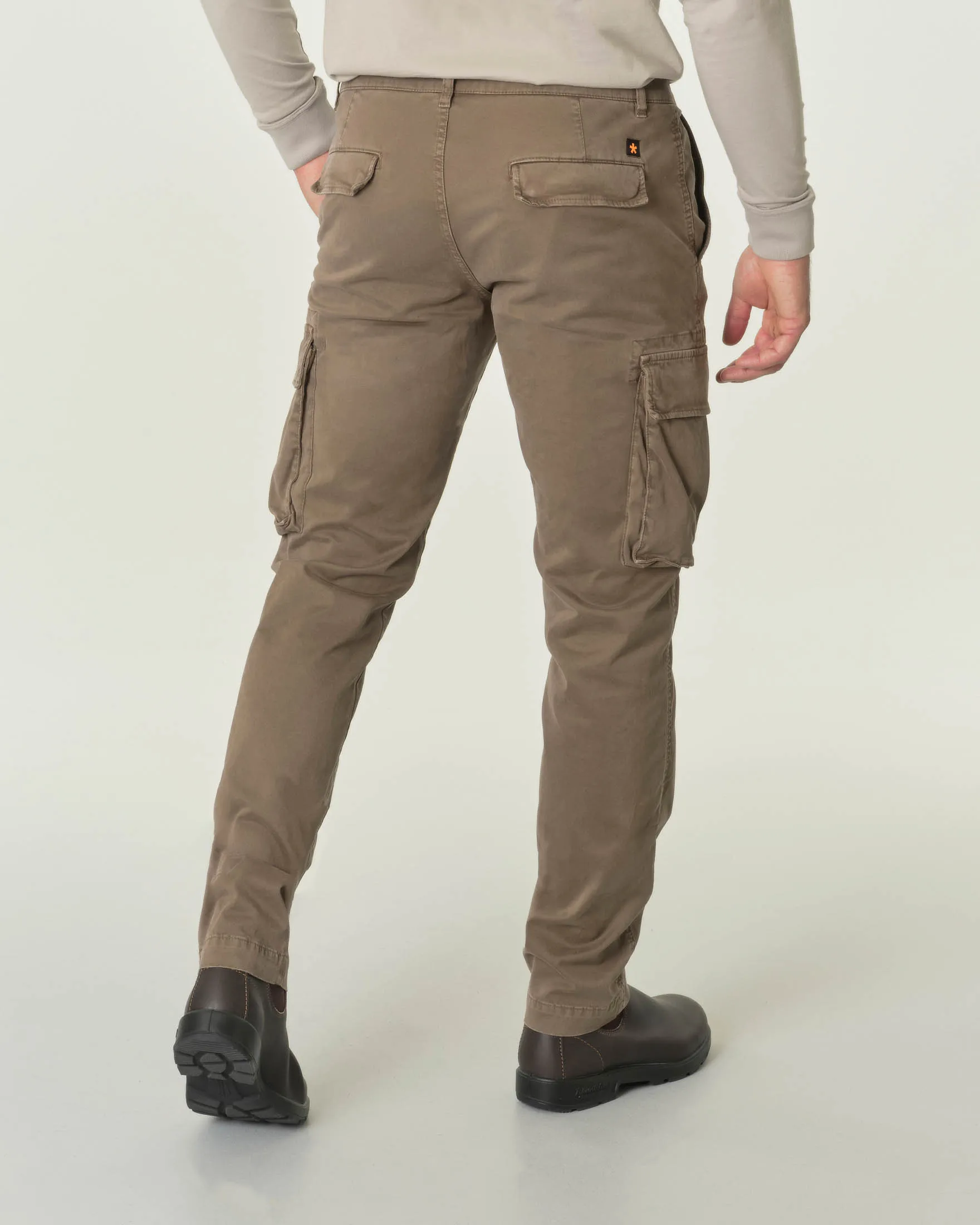 Pantalone cargo color fango in gabardina di cotone stretch