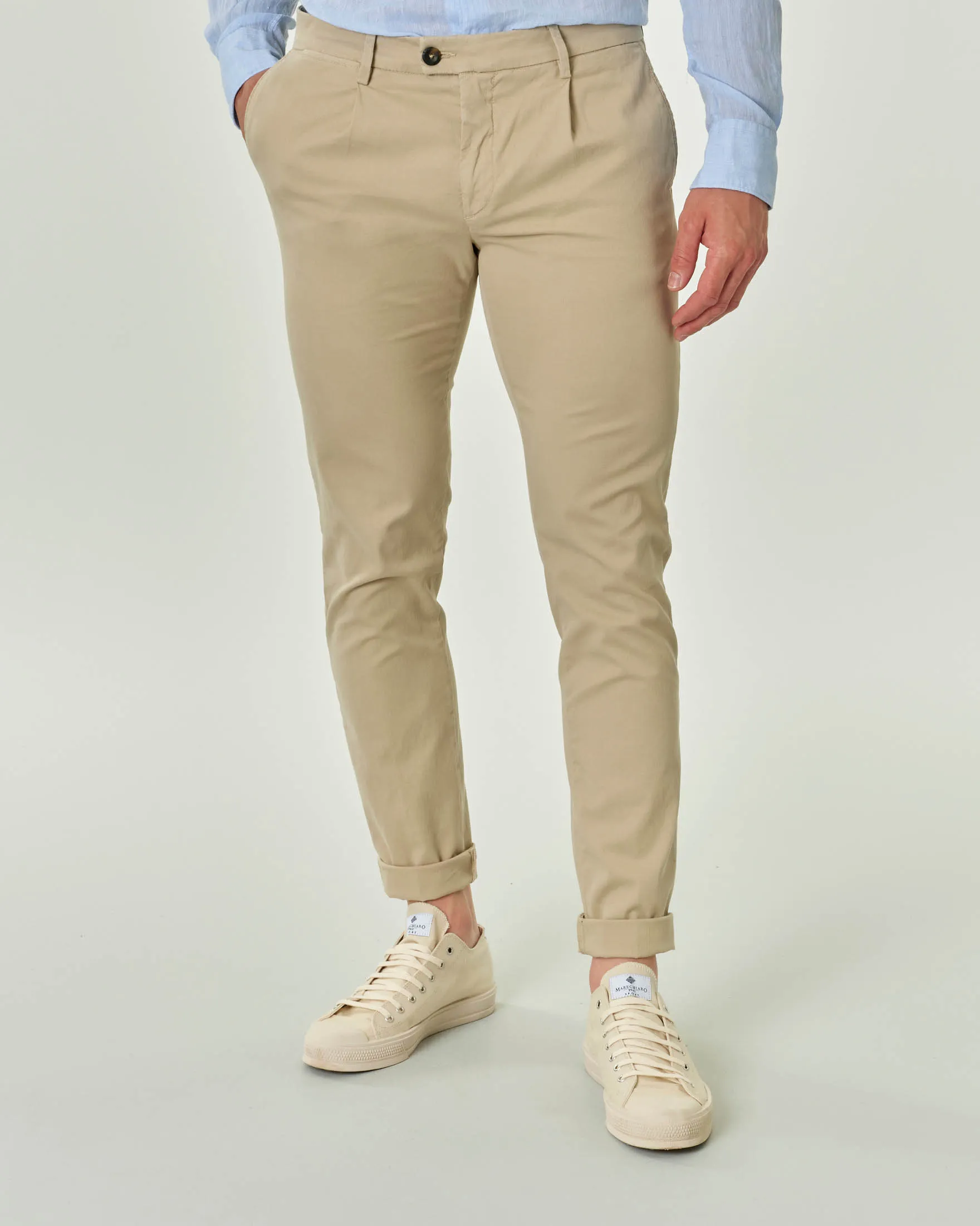 Pantalone chino sabbia micro armatura di cotone stretch con una pinces