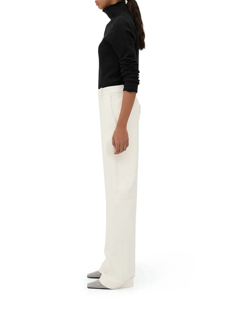 Pantaloni in pelle dal taglio arrotondato