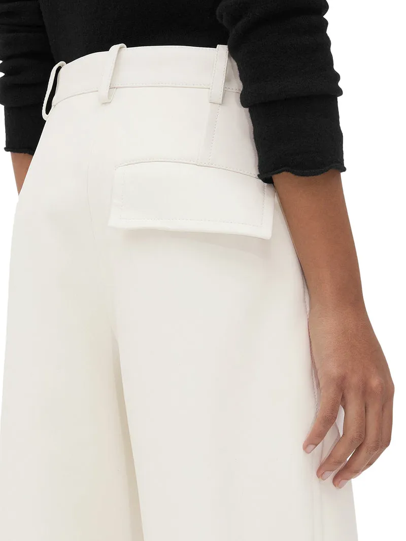 Pantaloni in pelle dal taglio arrotondato