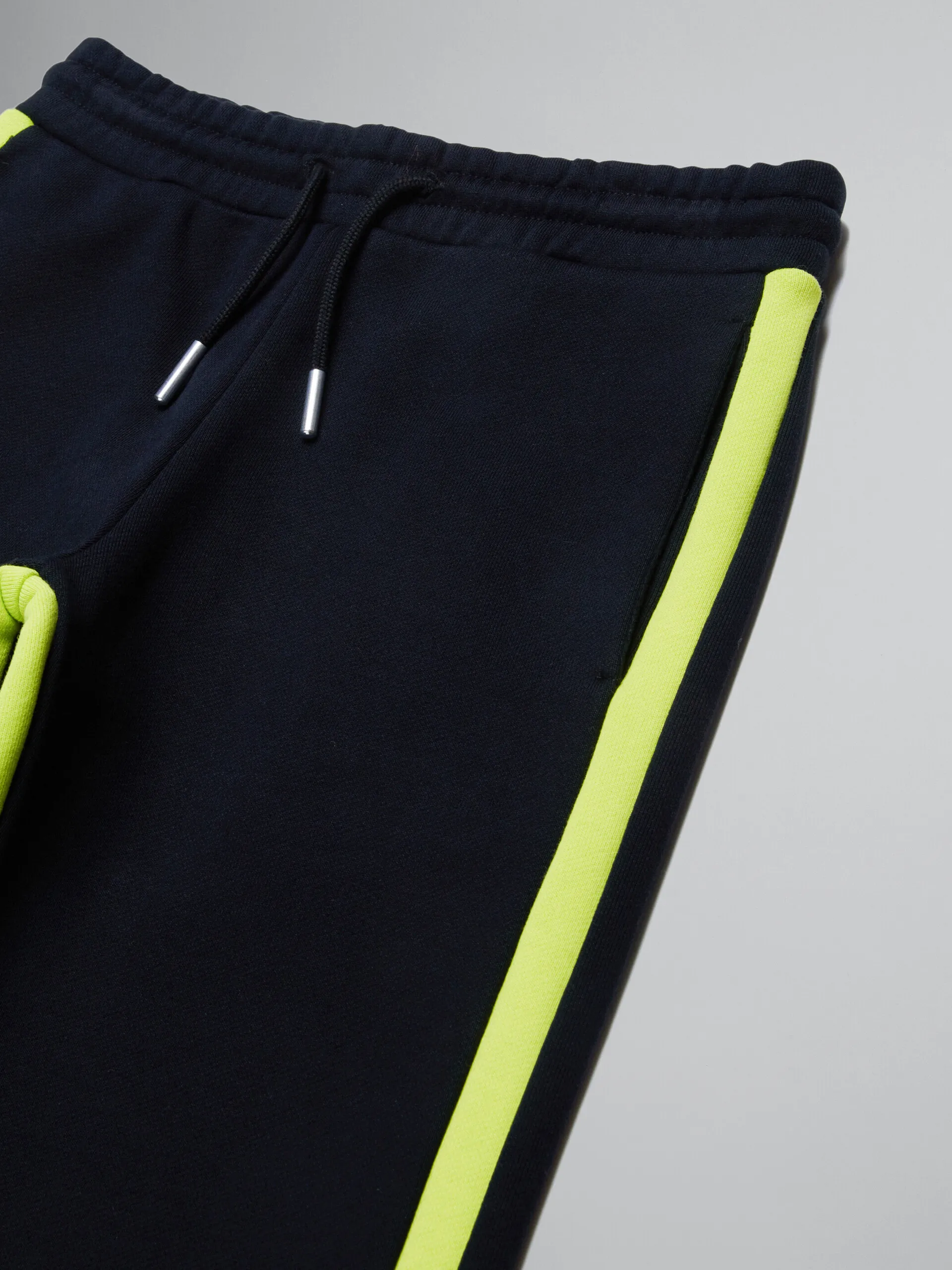 Pantaloni jogger neri in felpa con bande