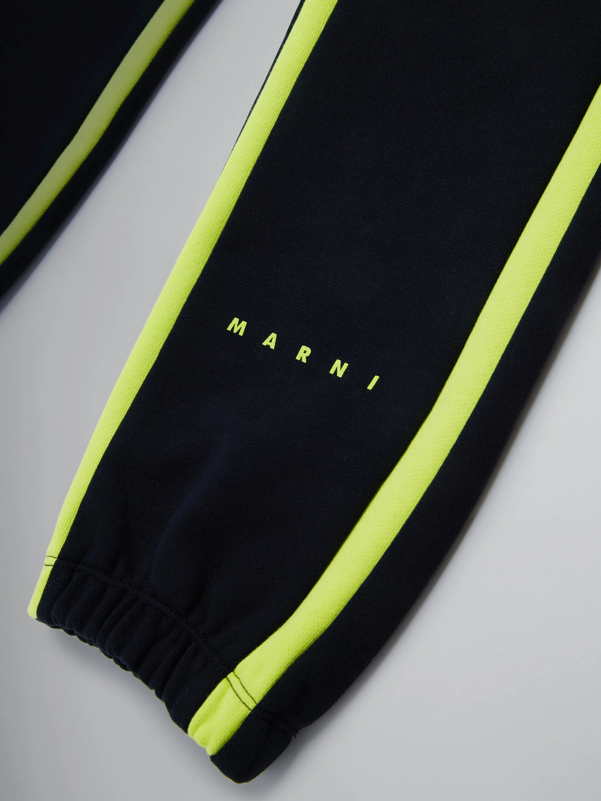 Pantaloni jogger neri in felpa con bande