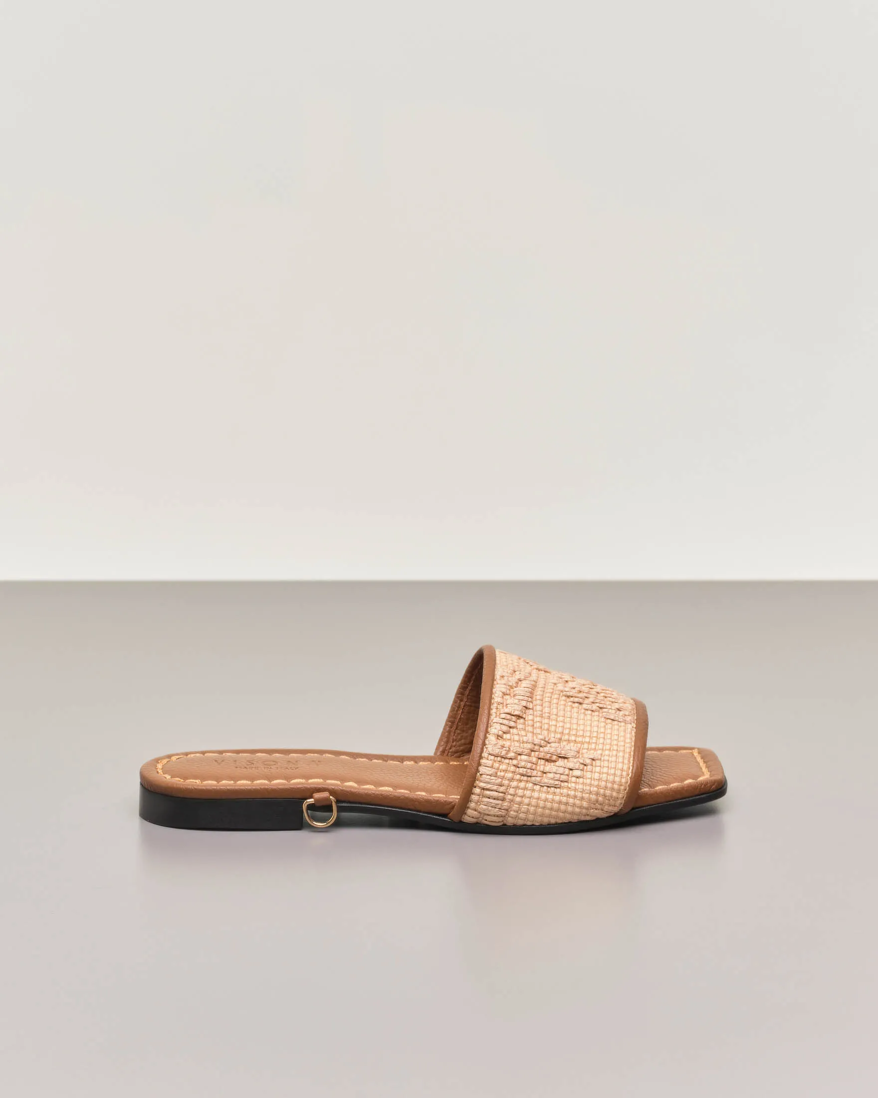 Sandali color cuoio in pelle martellata con fascia in rafia a fantasia e lacci rimovibili