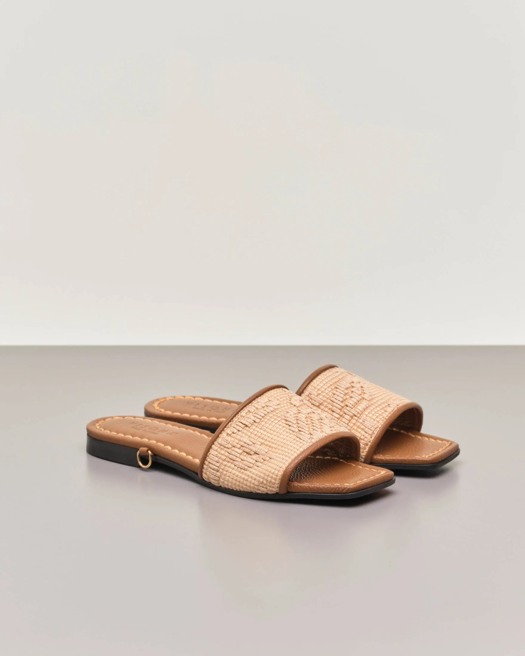 Sandali color cuoio in pelle martellata con fascia in rafia a fantasia e lacci rimovibili