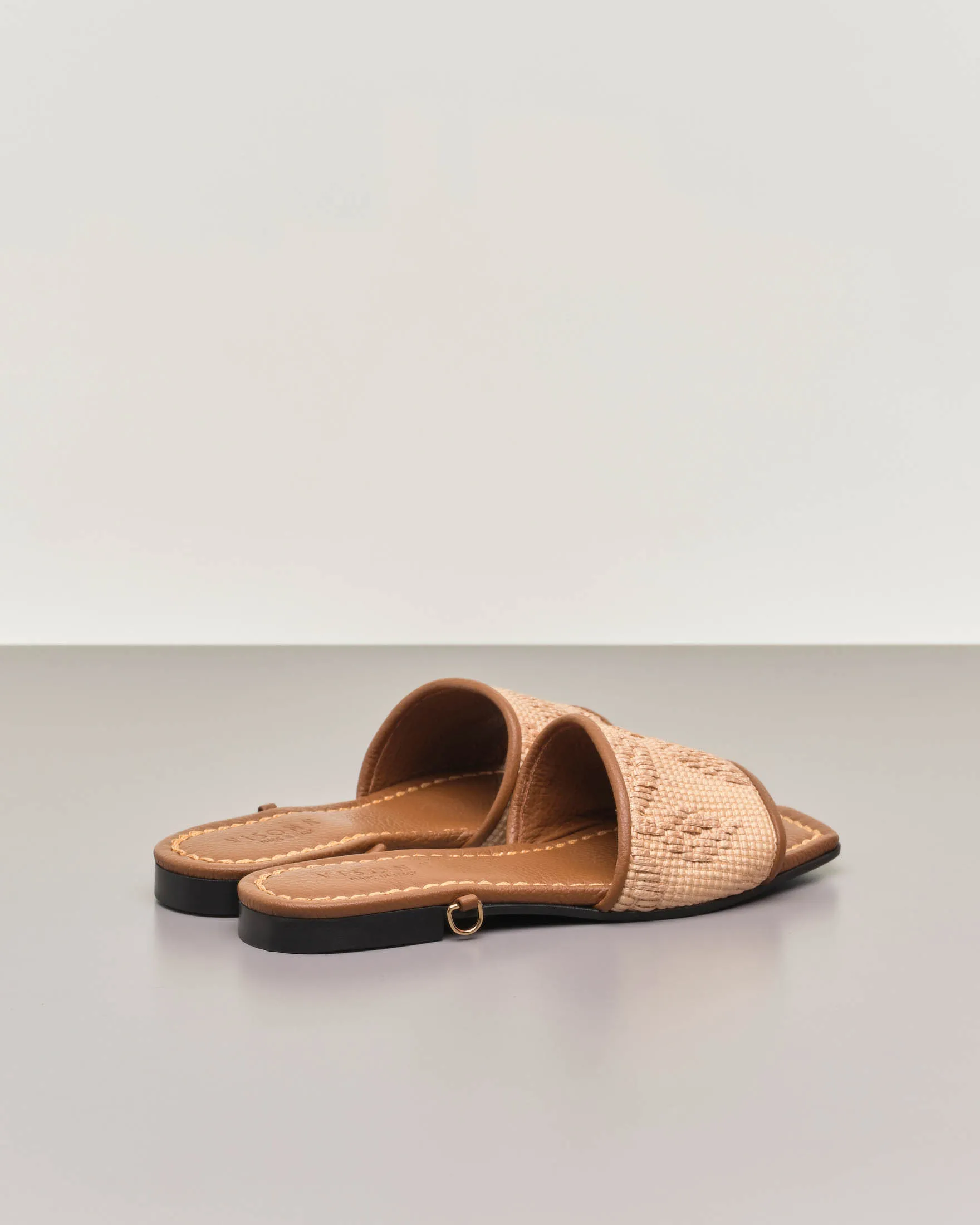 Sandali color cuoio in pelle martellata con fascia in rafia a fantasia e lacci rimovibili