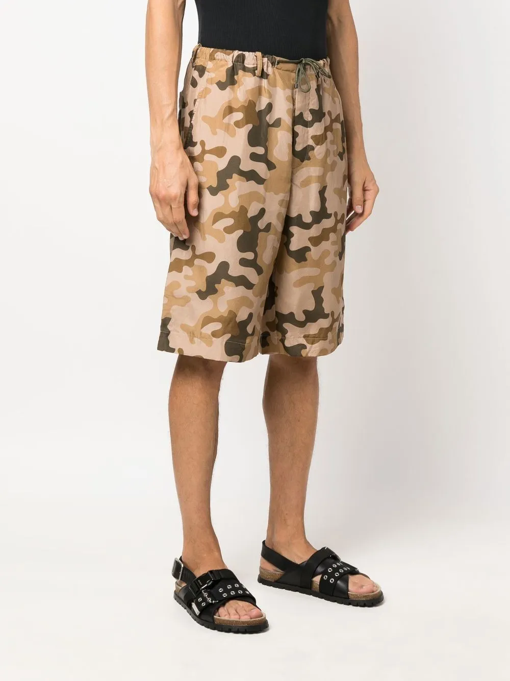 shorts con stampa camouflage