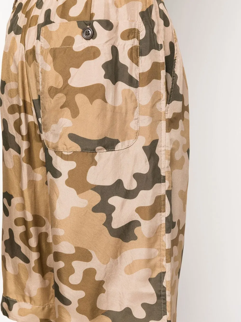 shorts con stampa camouflage