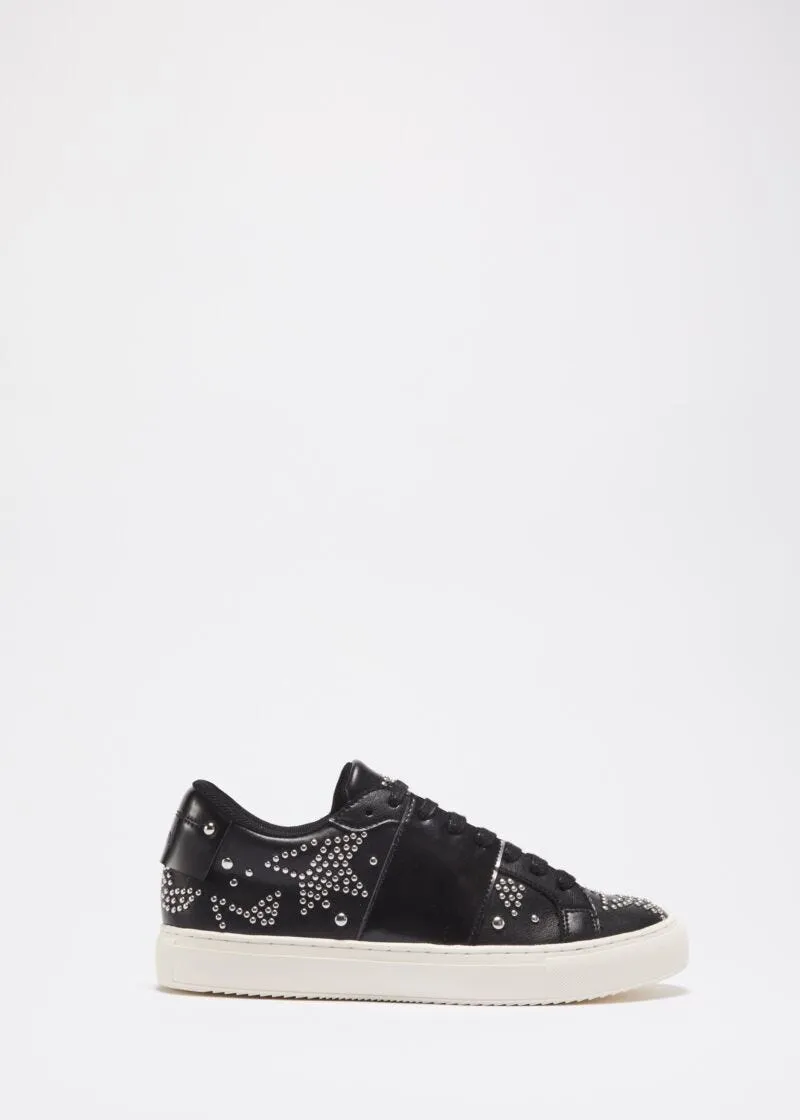 Sneakers con borchiette a stelle
