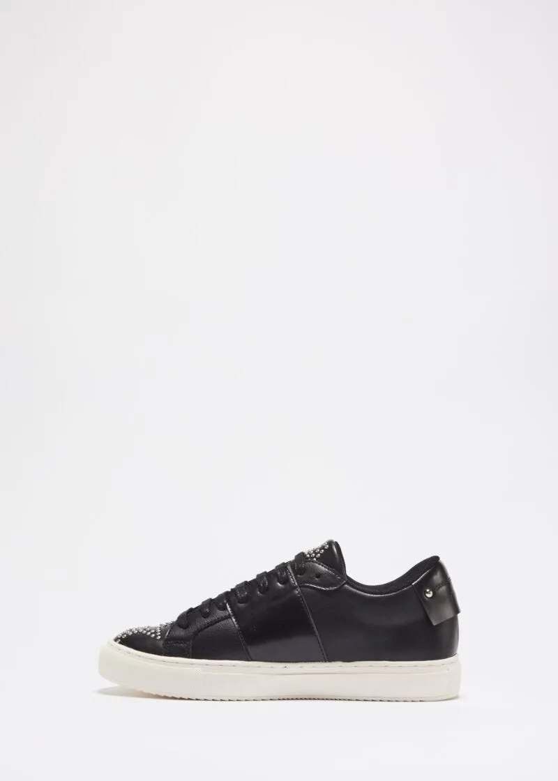Sneakers con borchiette a stelle