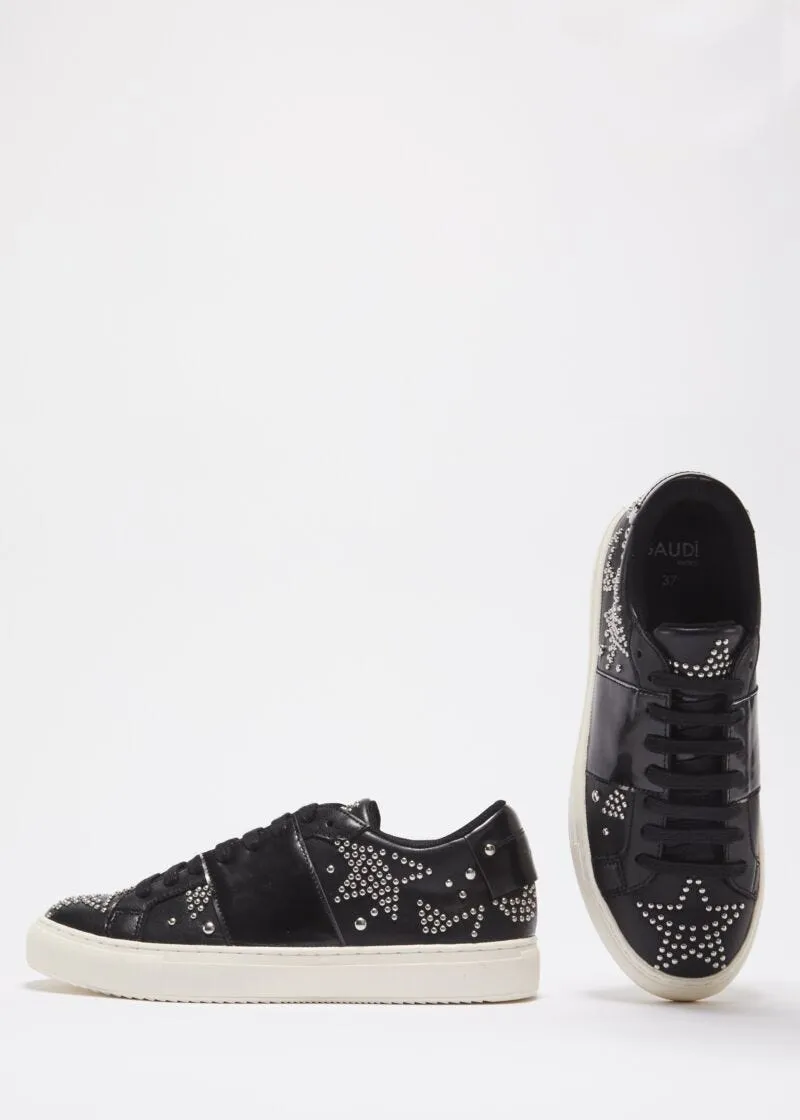 Sneakers con borchiette a stelle