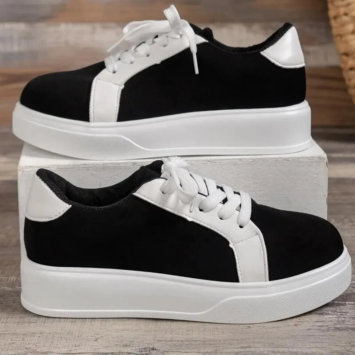 Sneakers di design di marca per donna Nuova piattaforma casual Stringata Scarpe vulcanizzate da donna Scarpa da tennis in pelle