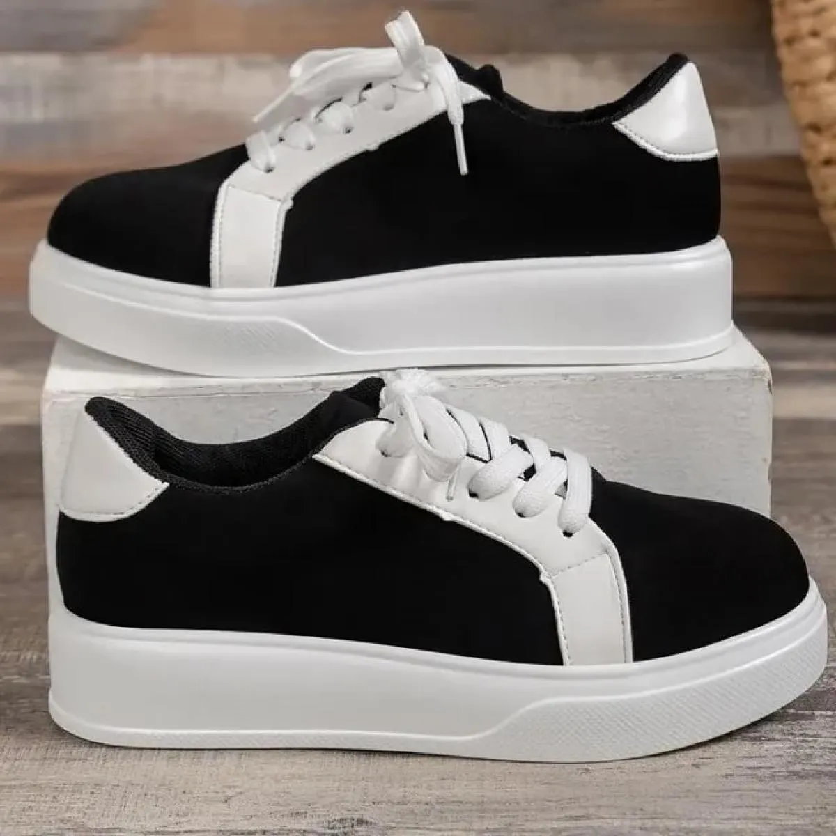 Sneakers di design di marca per donna Nuova piattaforma casual Stringata Scarpe vulcanizzate da donna Scarpa da tennis in pelle