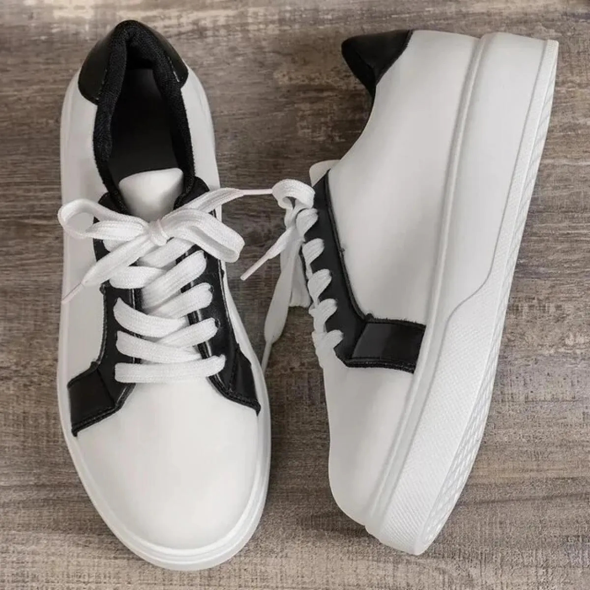 Sneakers di design di marca per donna Nuova piattaforma casual Stringata Scarpe vulcanizzate da donna Scarpa da tennis in pelle