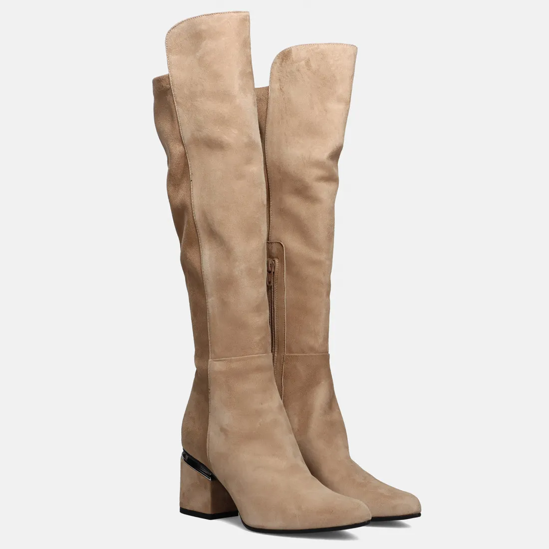 Stivale sopra al ginocchio in suede biscotto con gambale elasticizzato e tacco medio