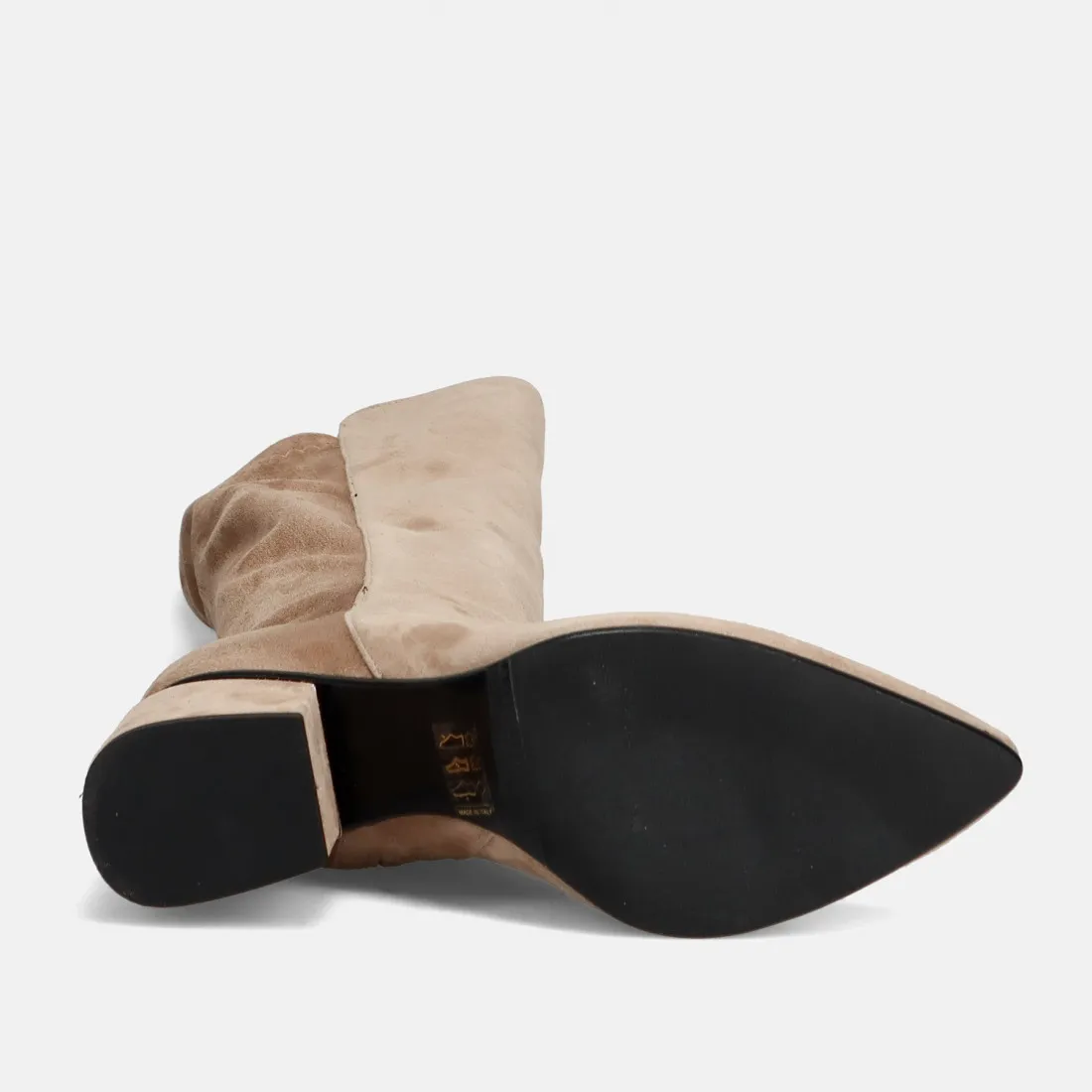 Stivale sopra al ginocchio in suede biscotto con gambale elasticizzato e tacco medio