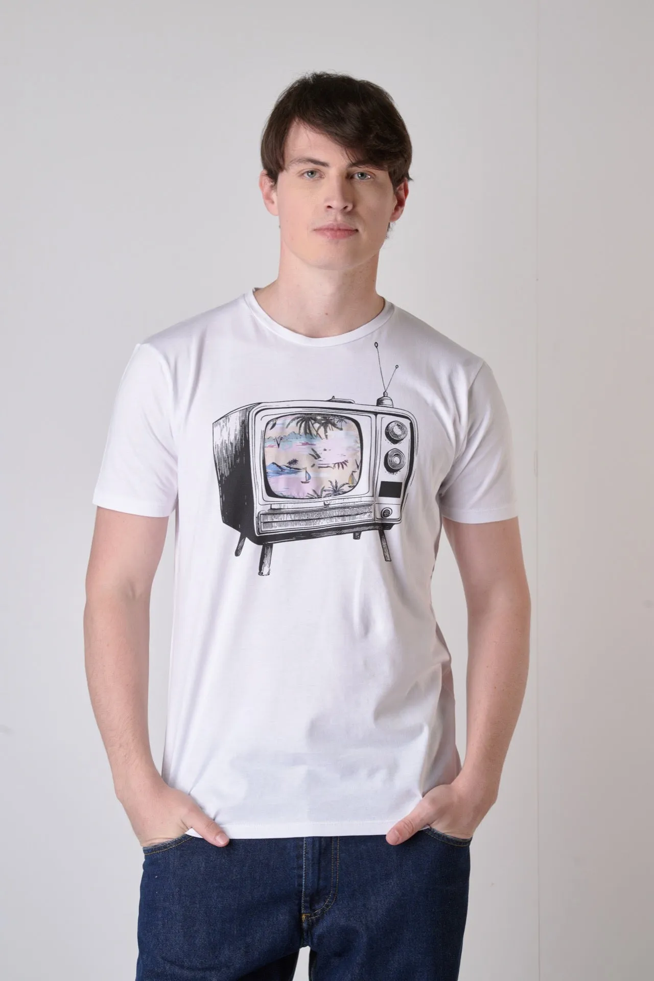 T-Shirt Bianca con Stampa Televisore e inserto in tessuto V2 ricamato