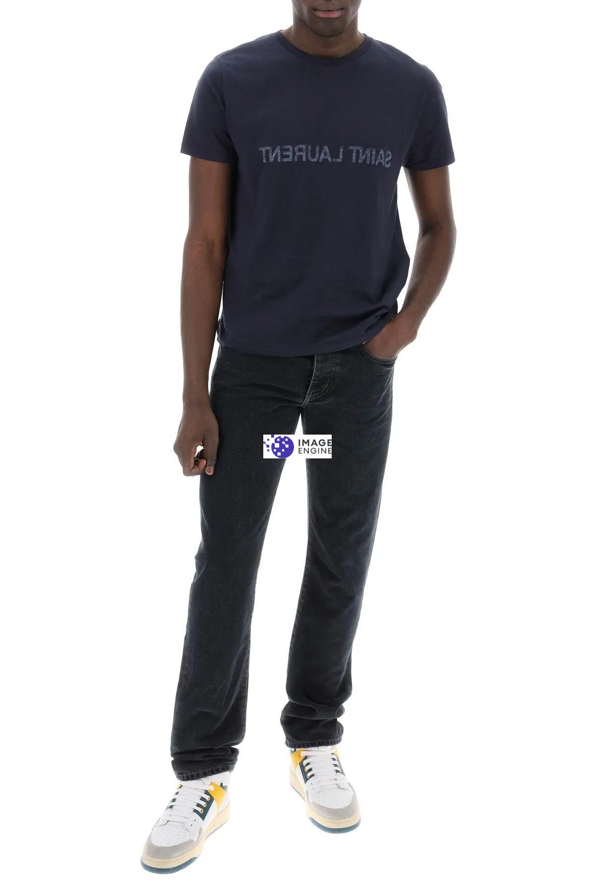 T-shirt con logo rovesciato