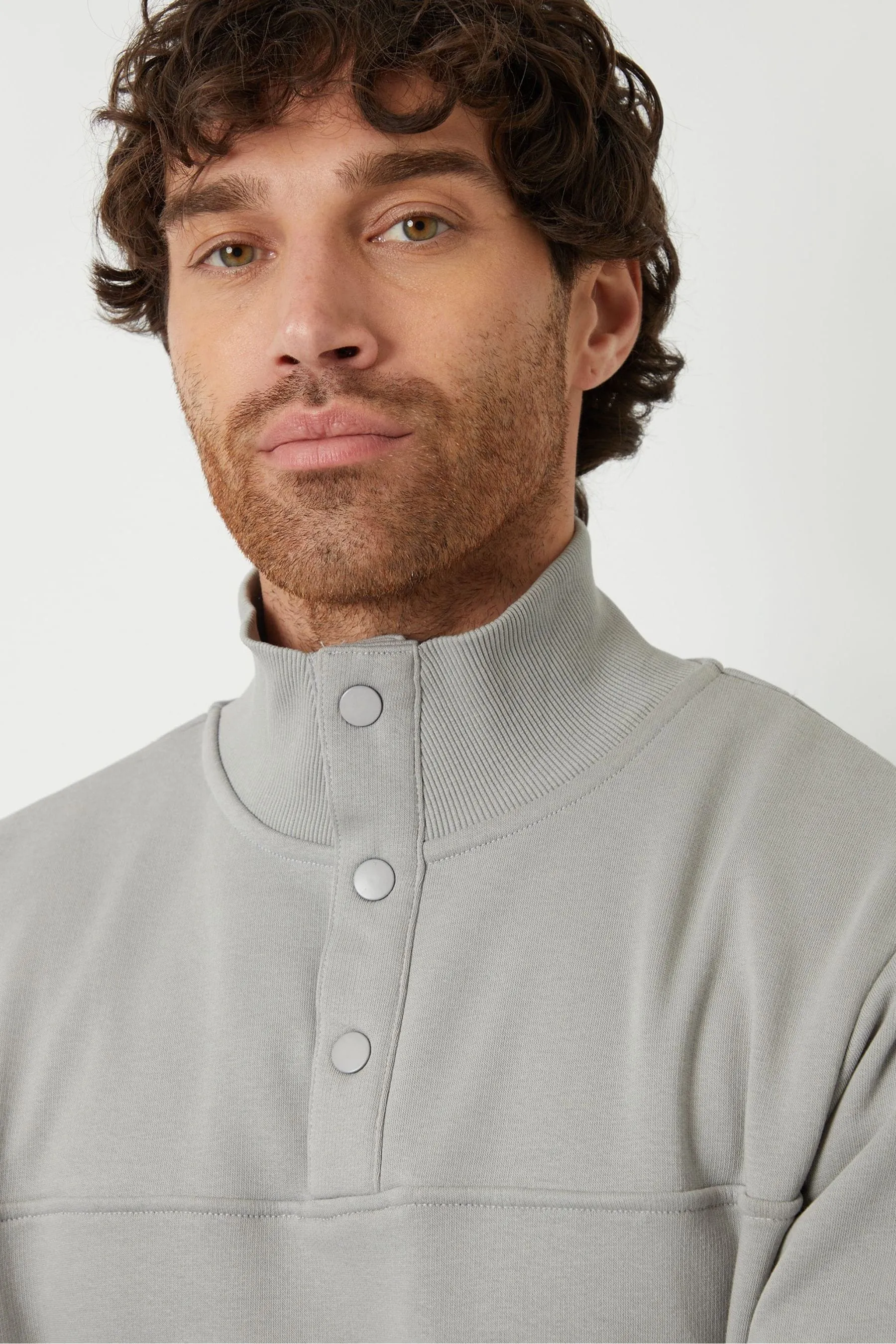 Threadbare - Maglia con Collo a imbuto e bottoni a bottoni a tre quarti