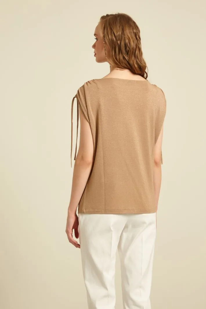 Top con spalla arricciata